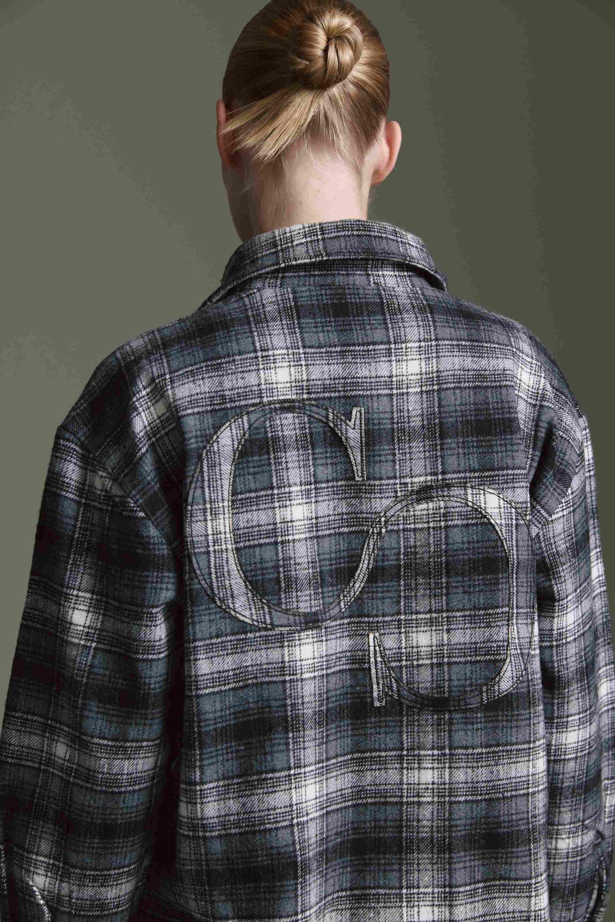 Oversized Karo Bluse Mit Logo Applikation Auf Dem Rücken