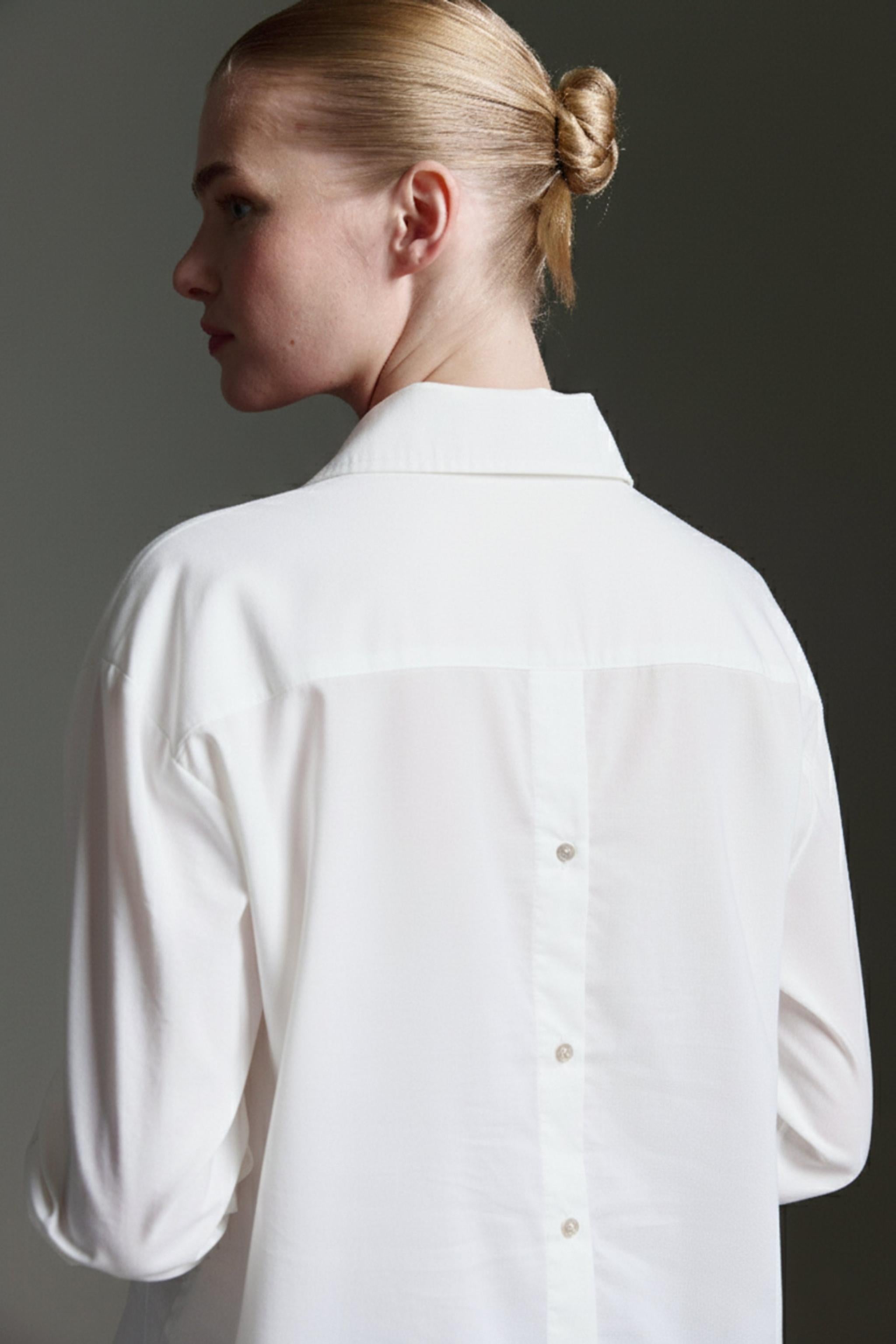 Oversized Bluse Mit Knopfleiste Auf Dem Rücken