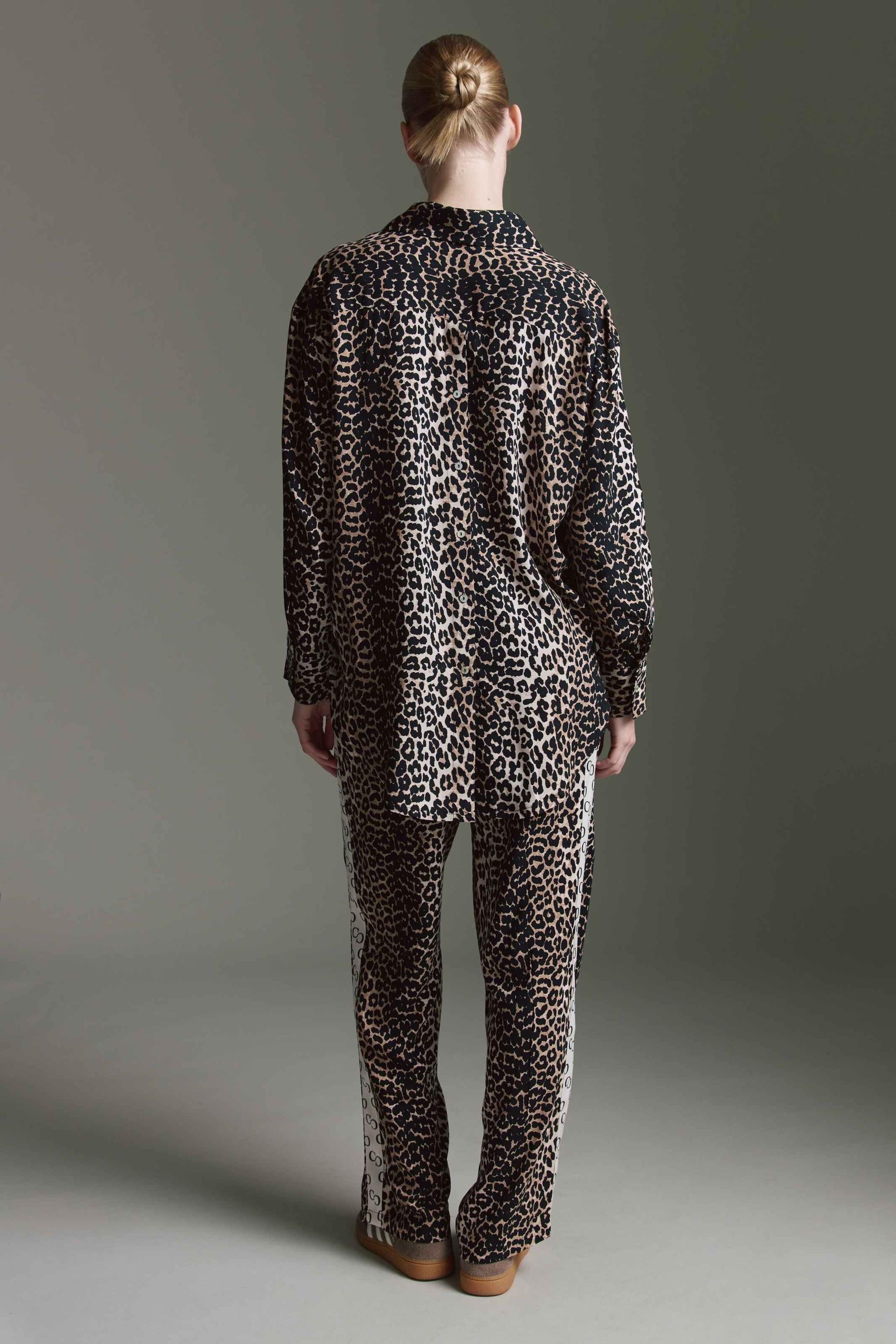 Oversized Bluse Mit Knopfleiste Auf Dem Rücken, Logo Tape Und Leo Aop