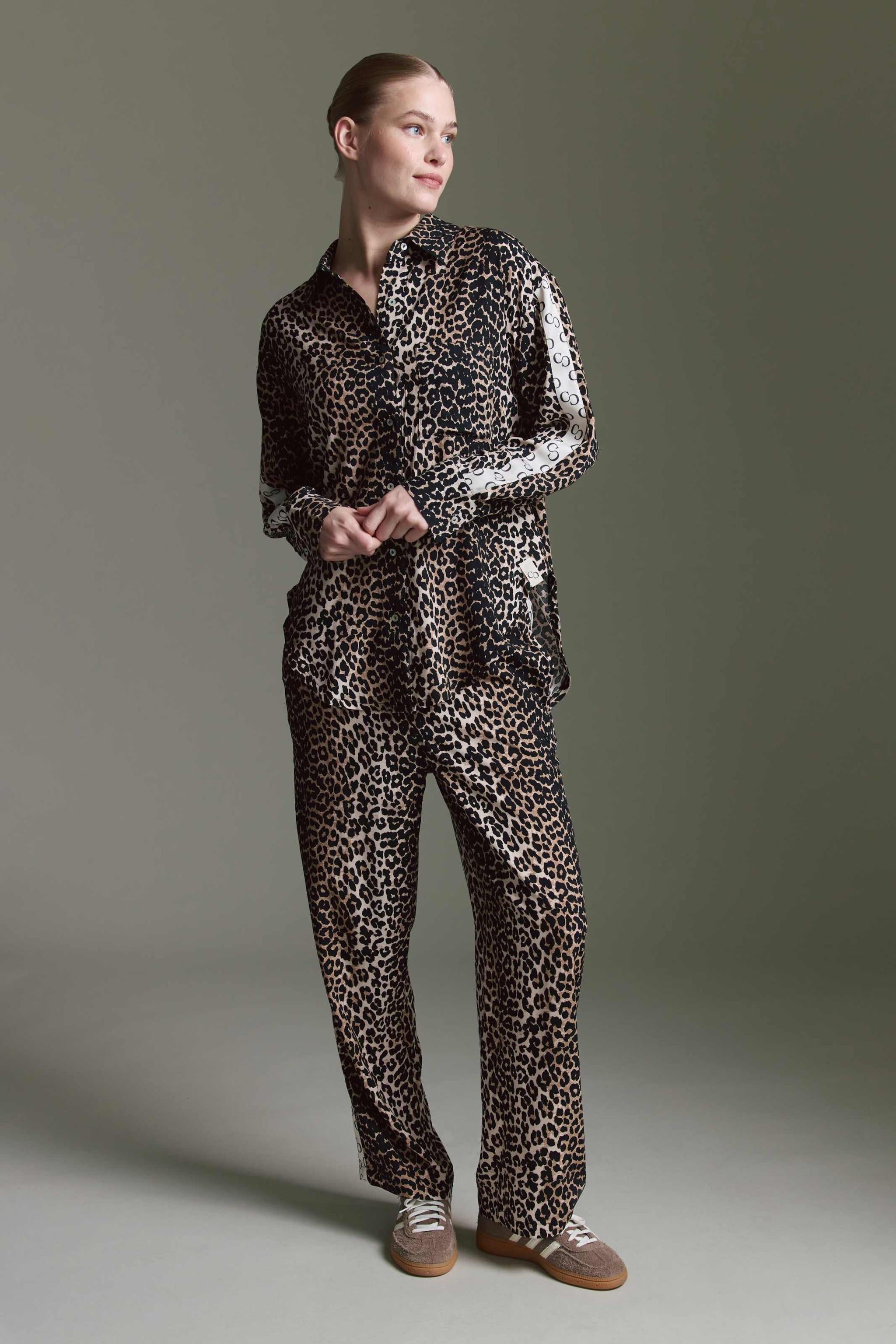 Oversized Bluse Mit Knopfleiste Auf Dem Rücken, Logo Tape Und Leo Aop