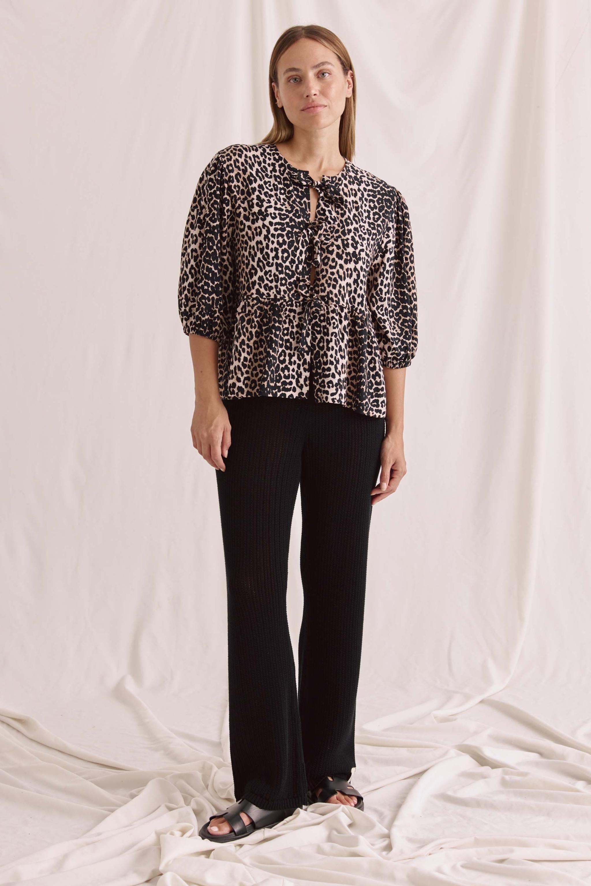 Kurzarmbluse Mit Schnürung Vorne, Puffärmeln Und Leo Aop