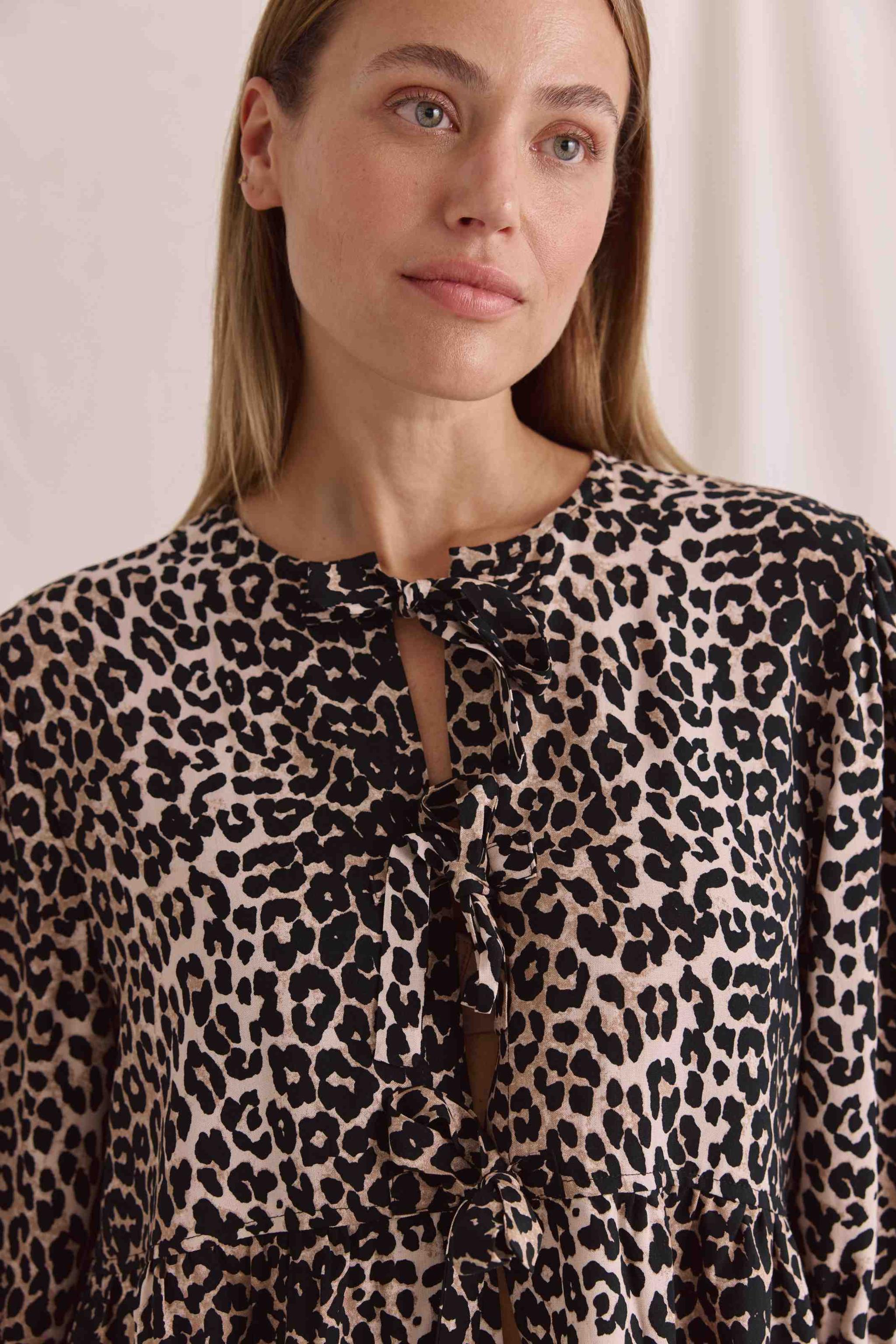 Kurzarmbluse Mit Schnürung Vorne, Puffärmeln Und Leo Aop