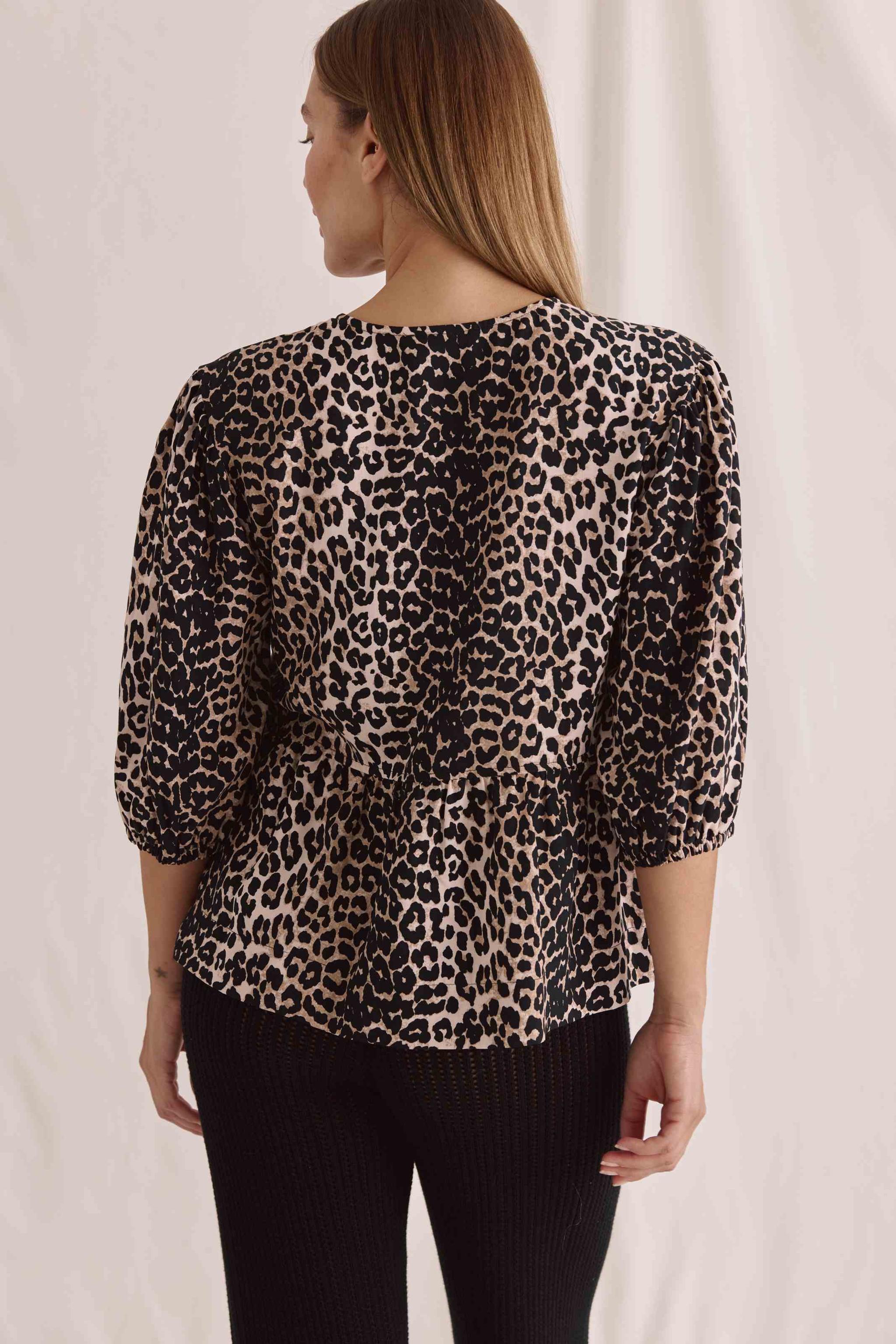 Kurzarmbluse Mit Schnürung Vorne, Puffärmeln Und Leo Aop