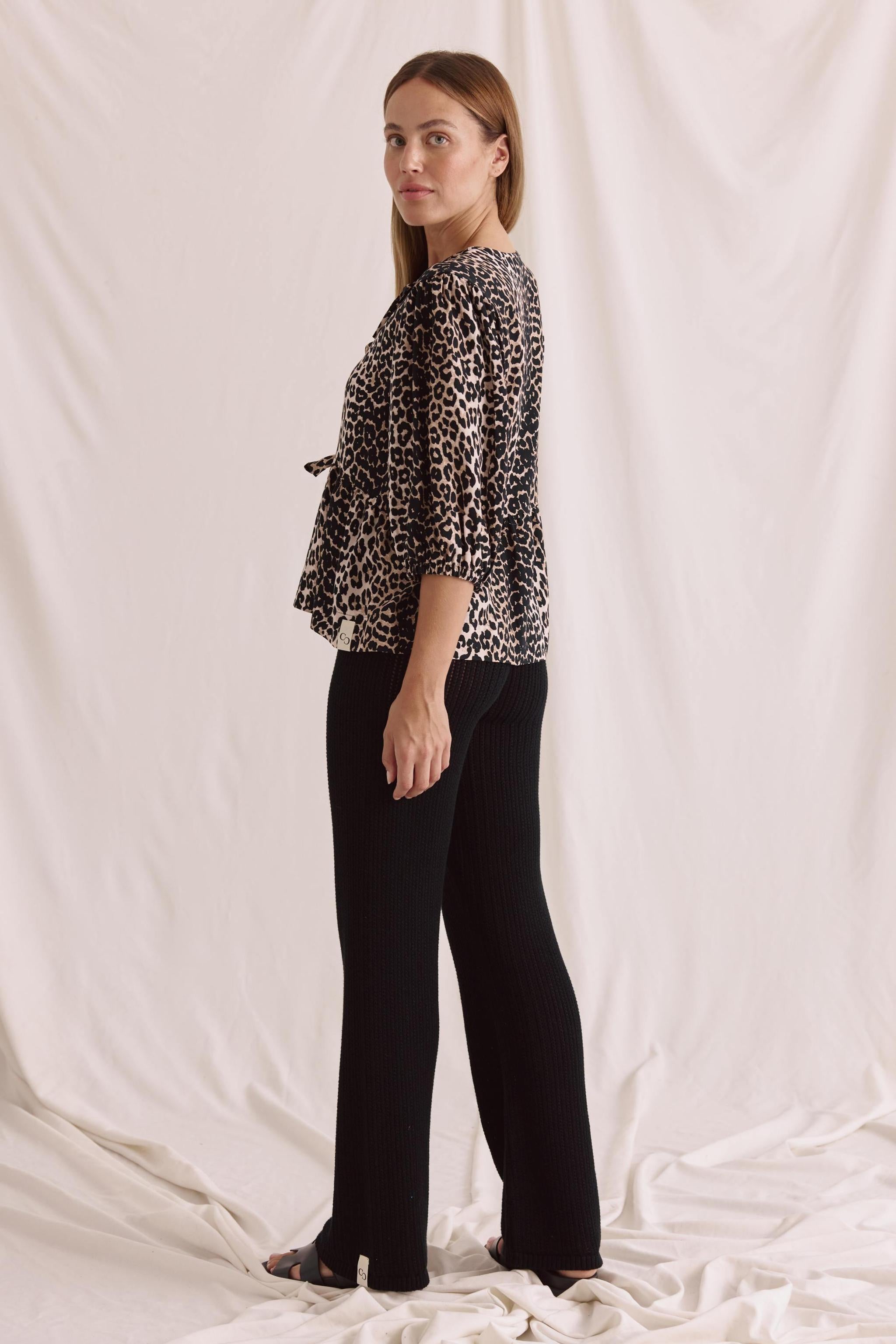 Kurzarmbluse Mit Schnürung Vorne, Puffärmeln Und Leo Aop