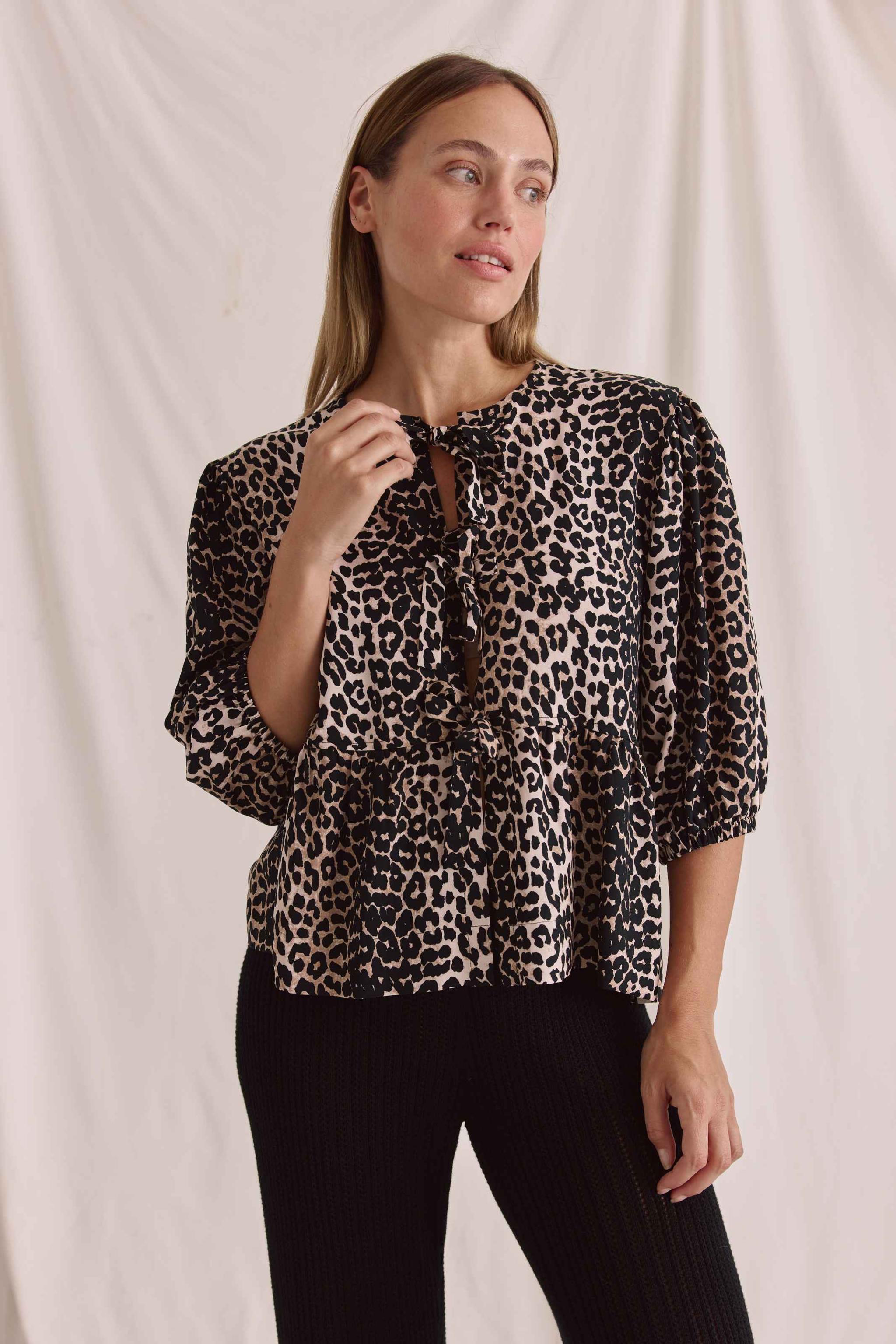 Kurzarmbluse Mit Schnürung Vorne, Puffärmeln Und Leo Aop