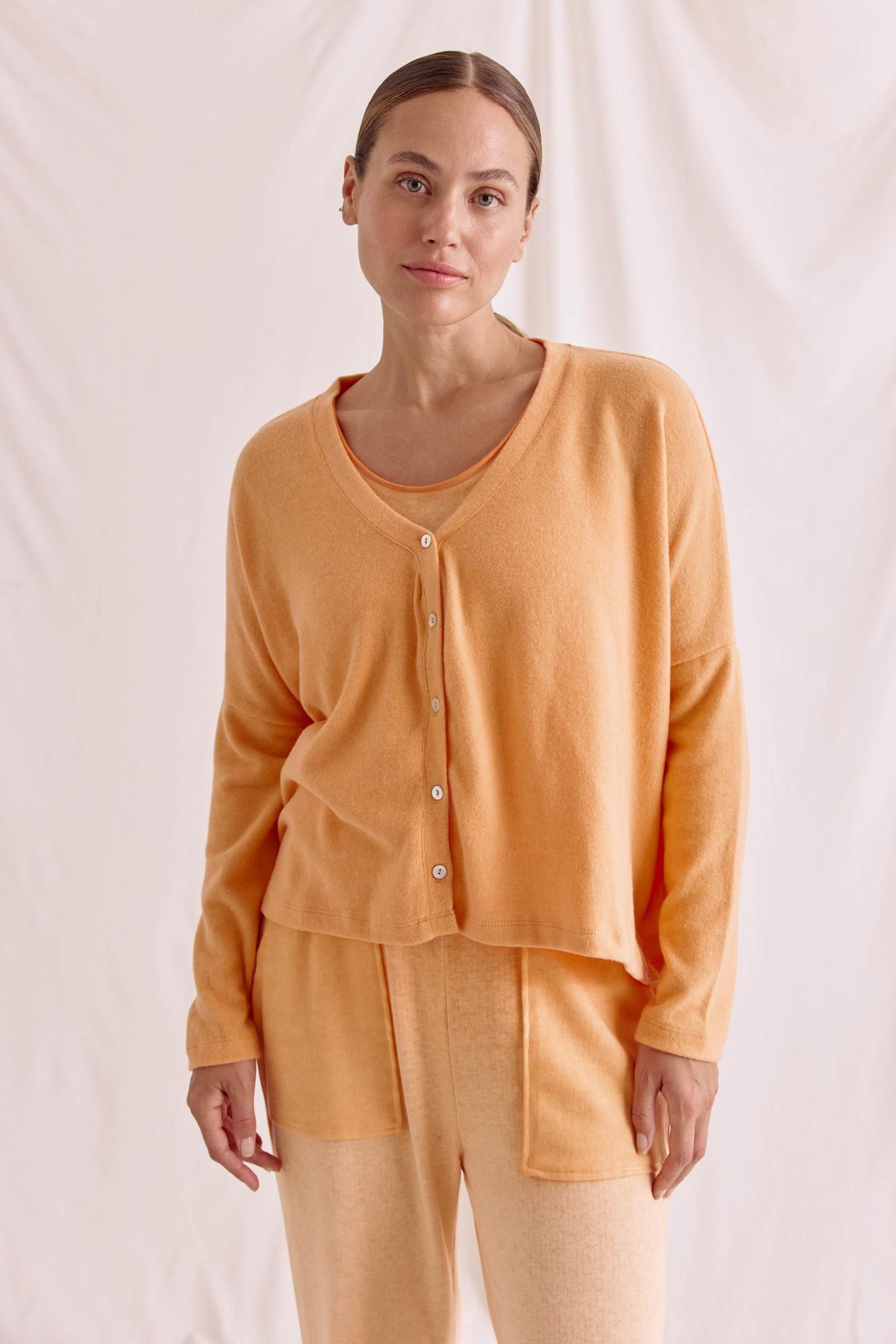 Kurzer Cozy Cardigan Mit Knopfleiste Und Überschnittener Schulter