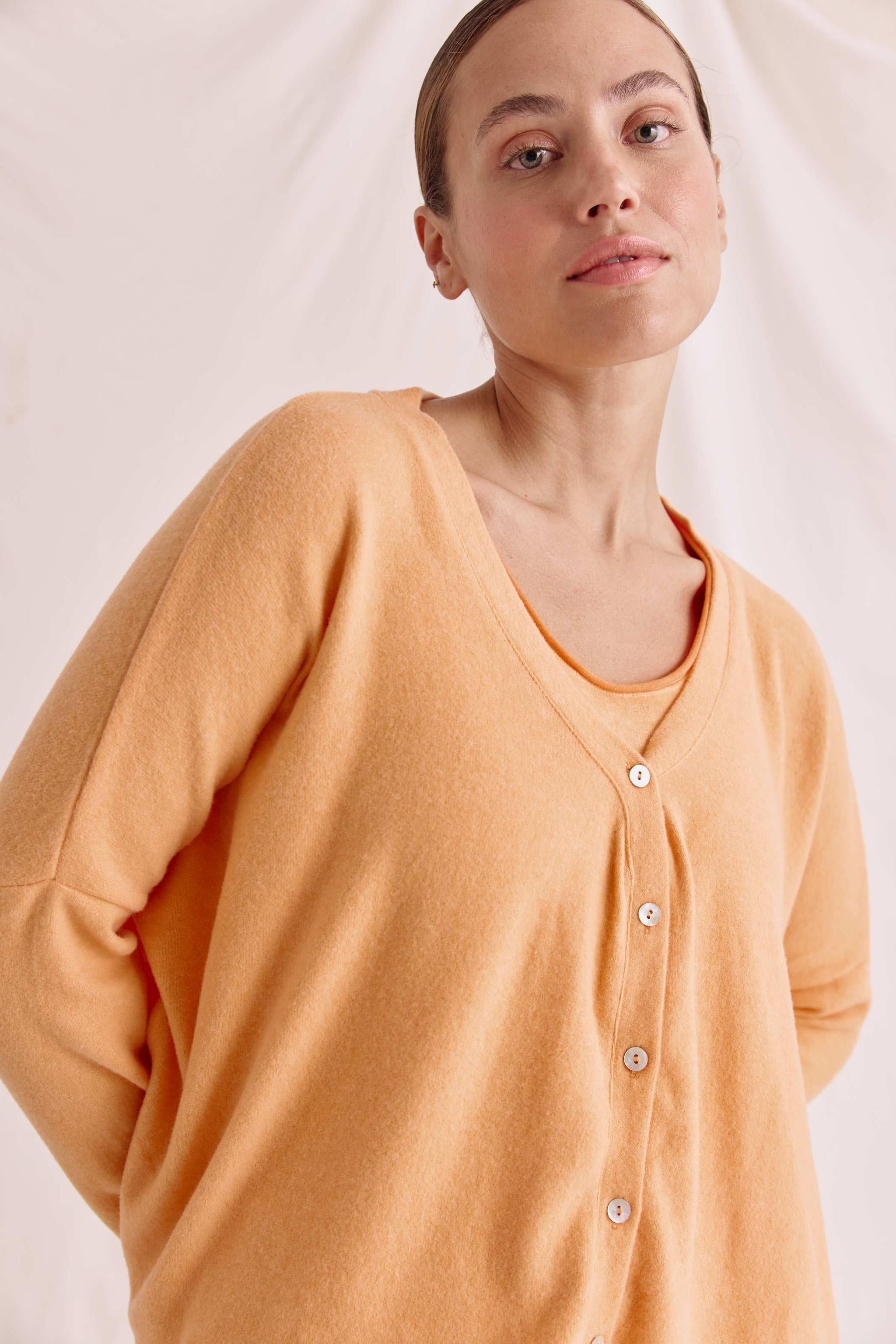 Kurzer Cozy Cardigan Mit Knopfleiste Und Überschnittener Schulter