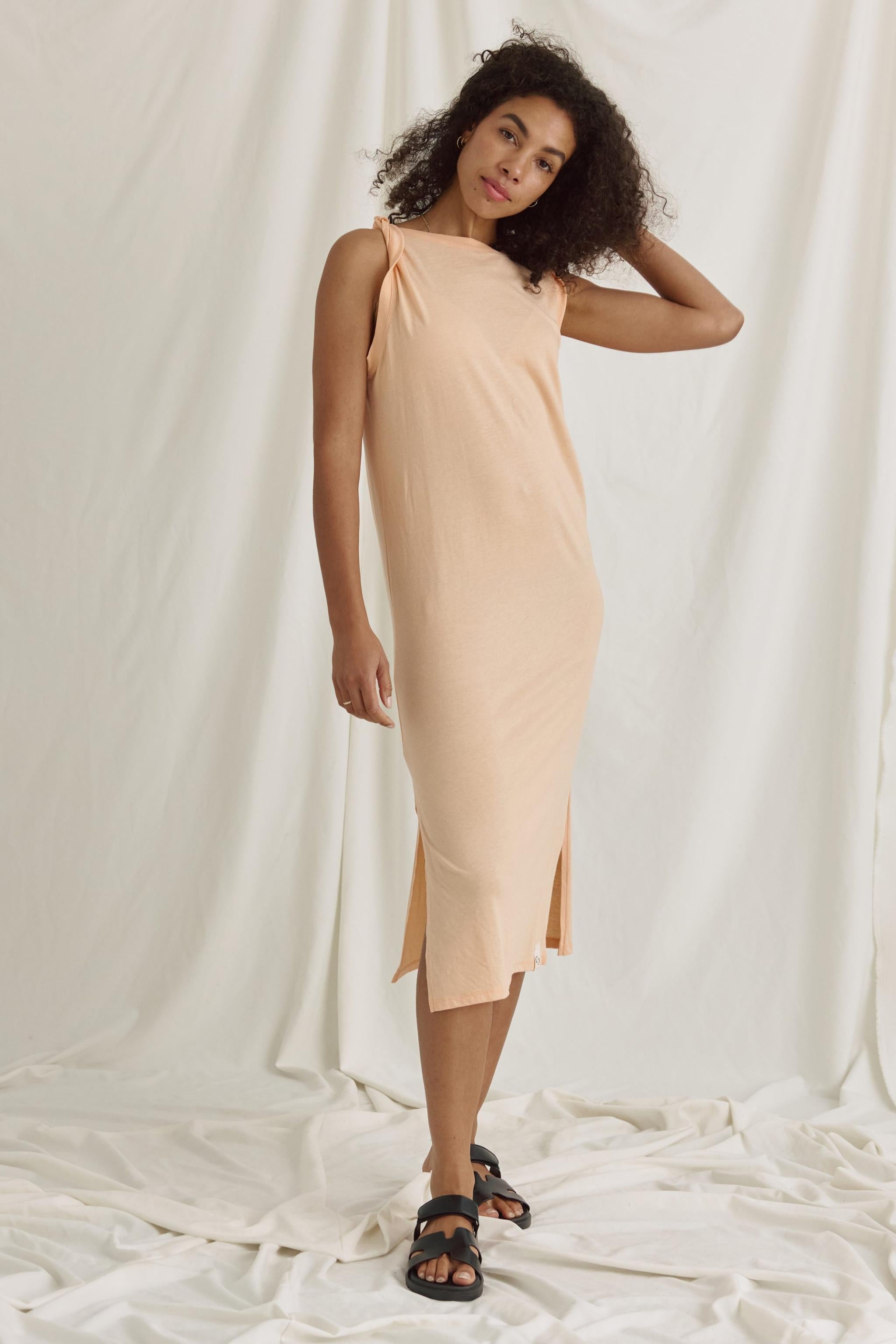 Weiches Kleid Mit Gedrehten Trägern