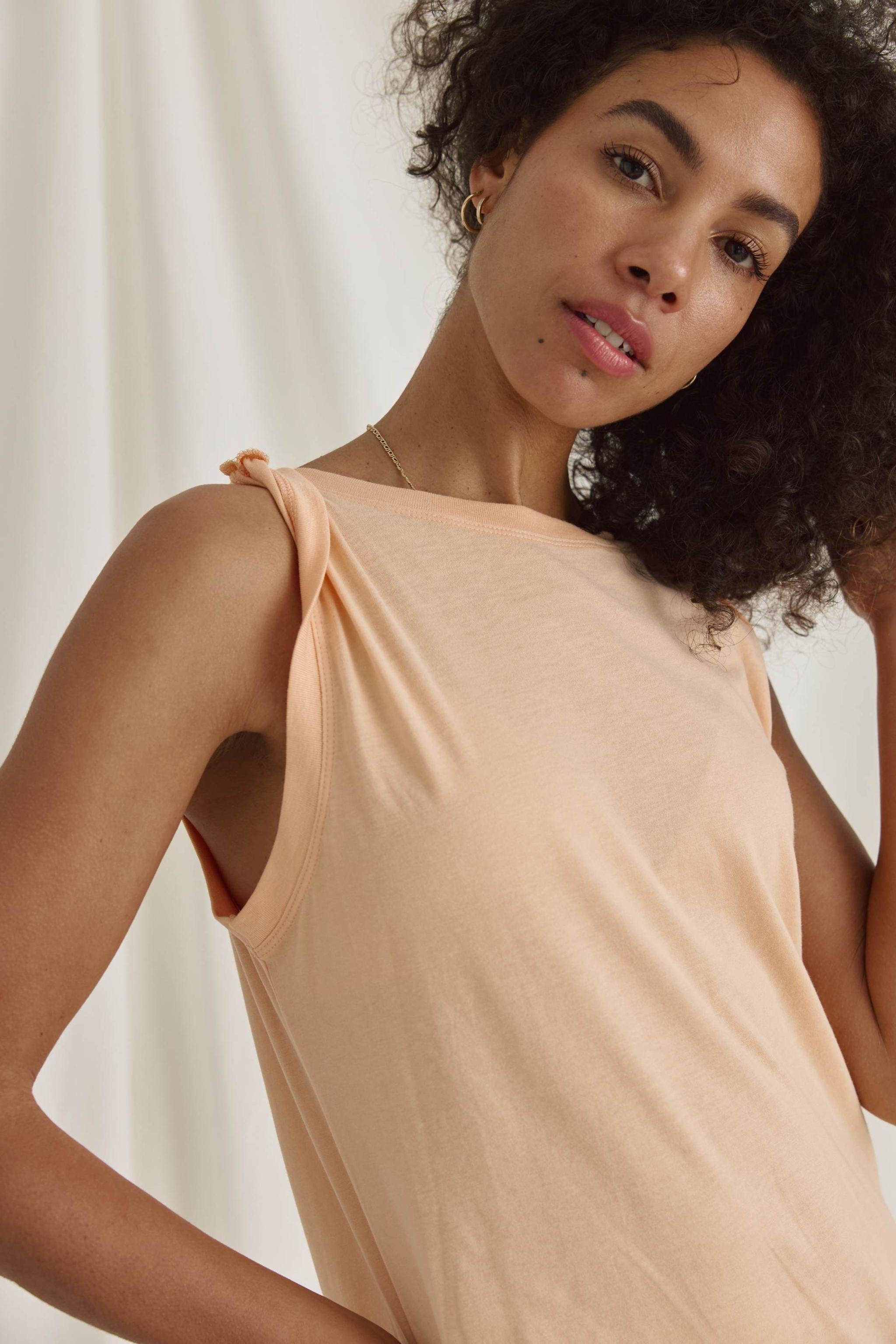 Weiches Kleid Mit Gedrehten Trägern