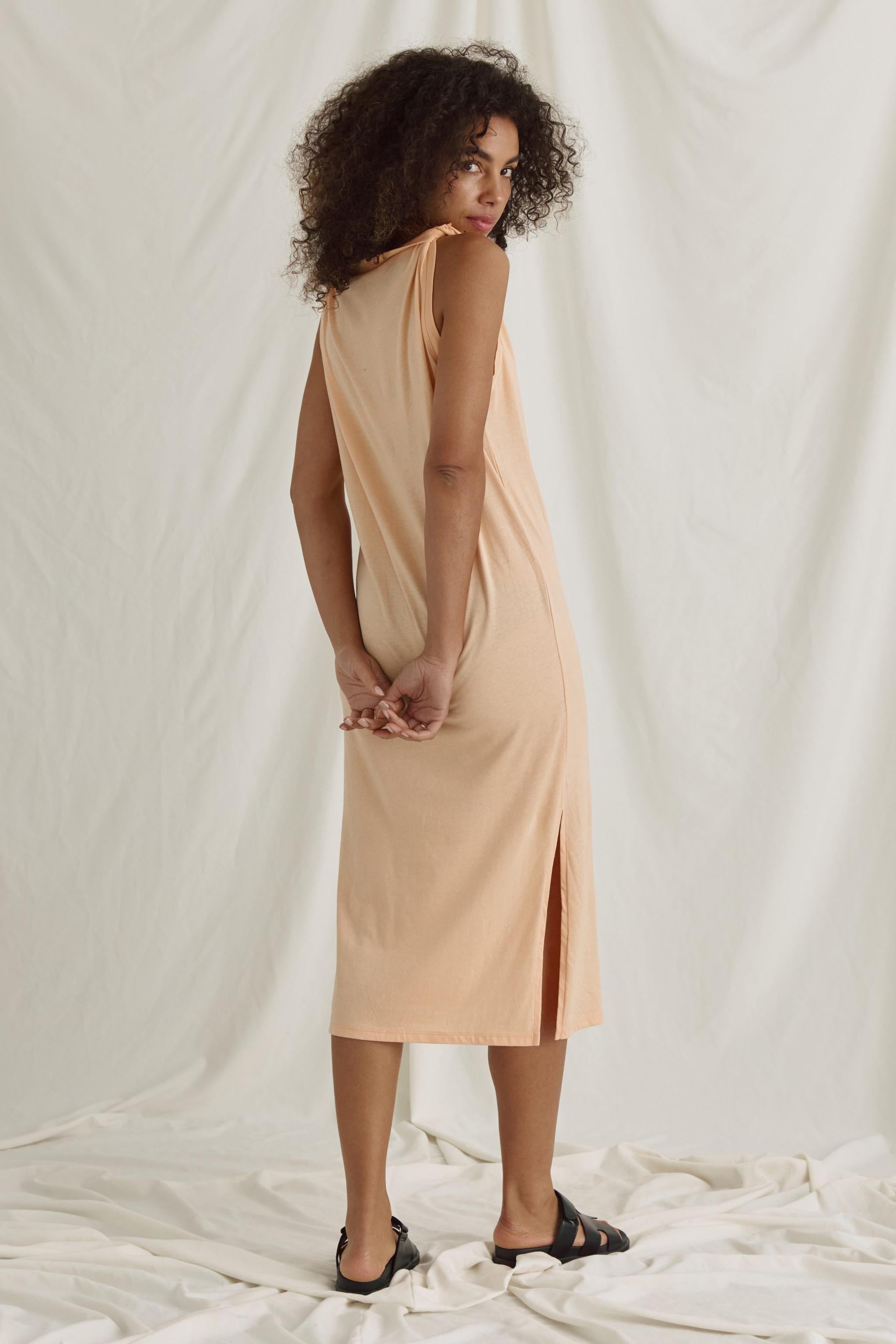 Weiches Kleid Mit Gedrehten Trägern