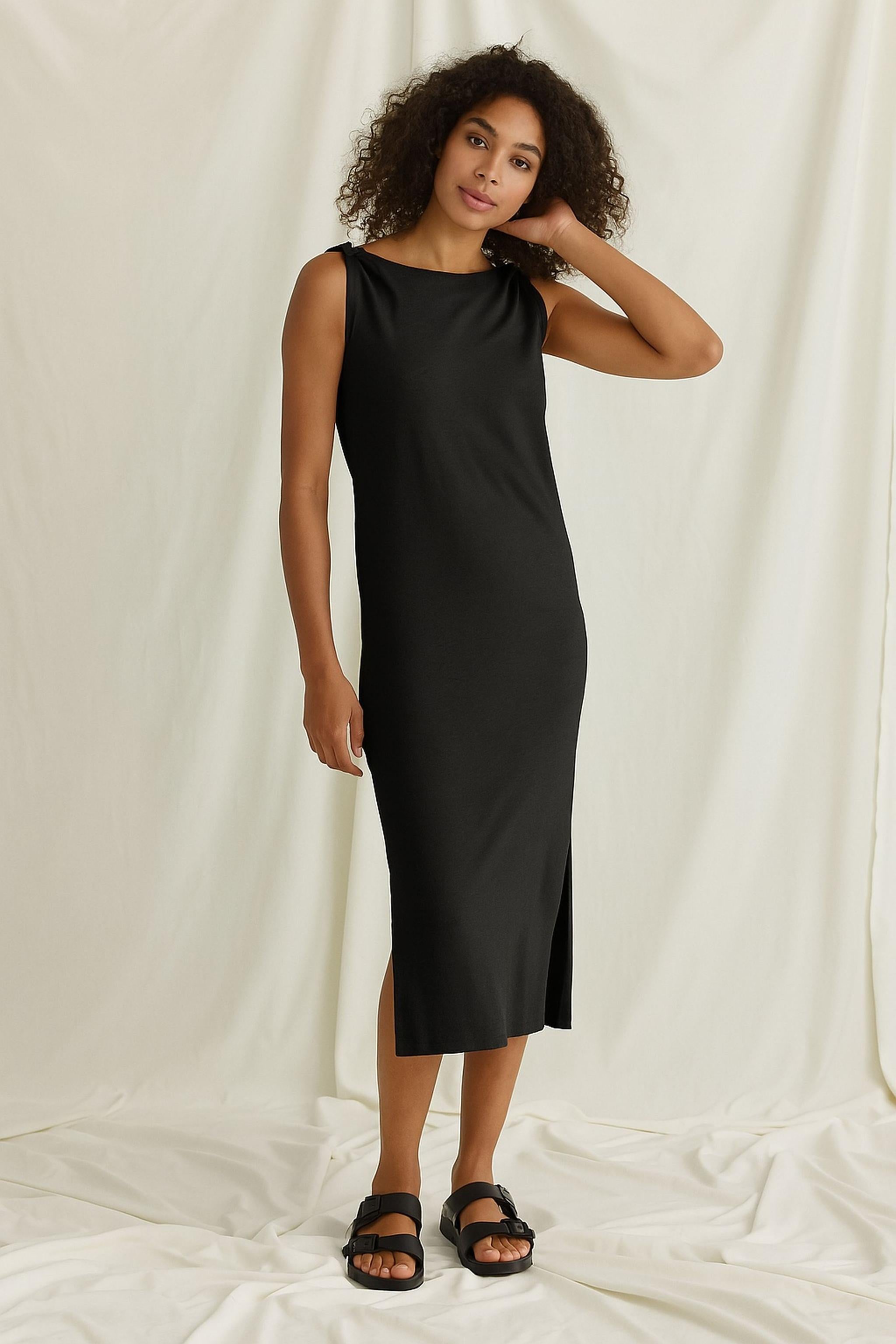 Weiches Kleid Mit Gedrehten Trägern