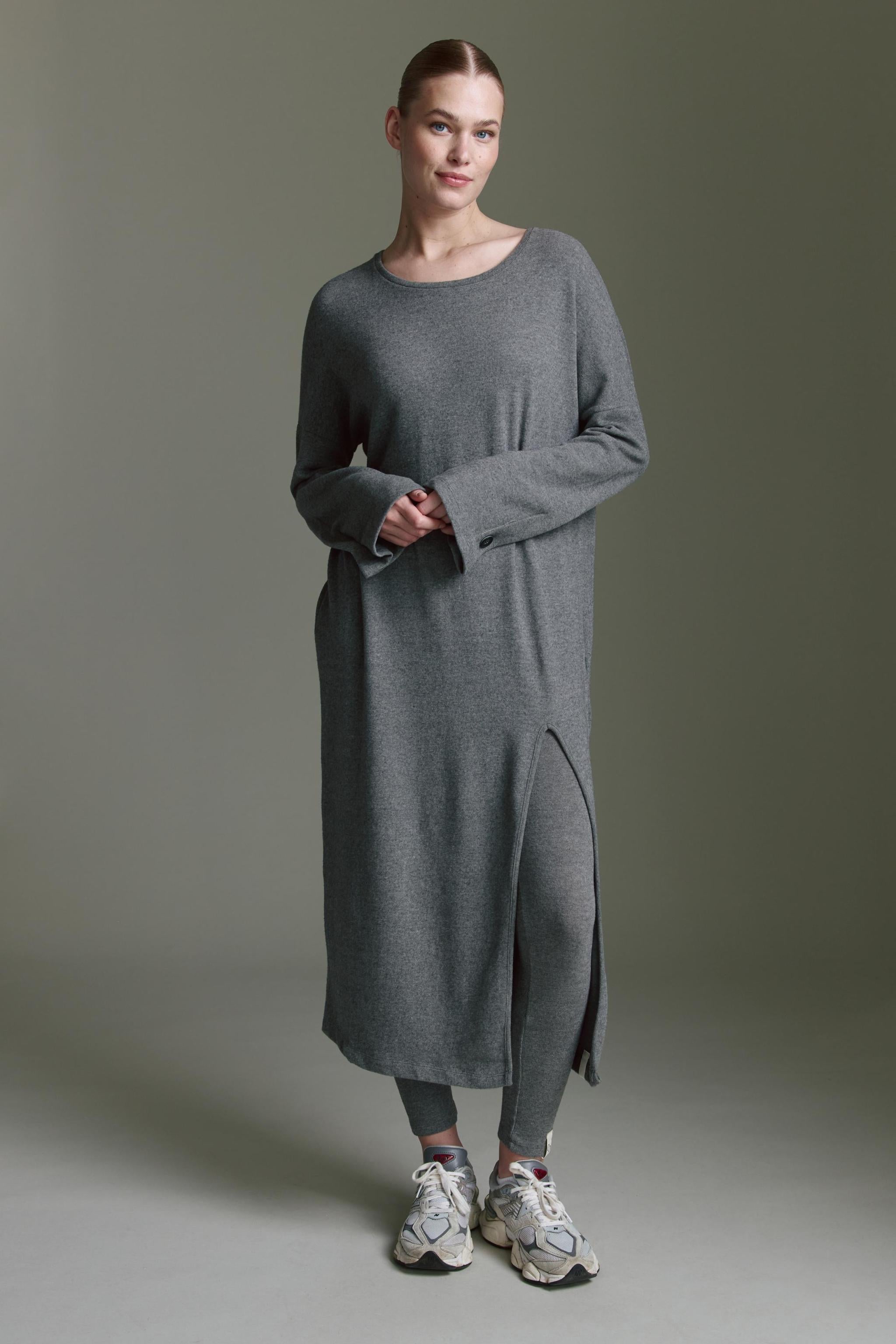 Cozy Kleid Mit Rundhals, Schlitz Und Ärmeldetails