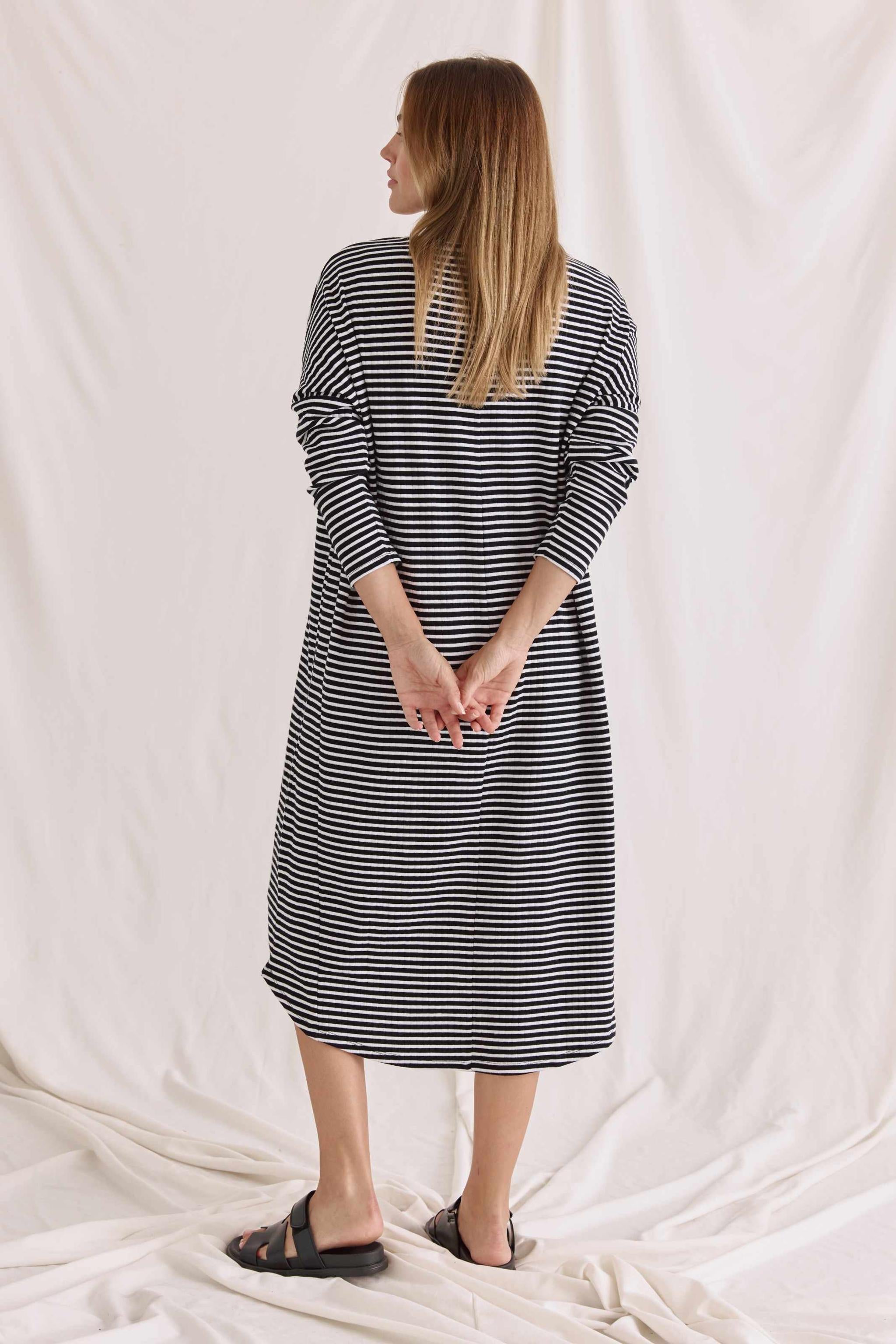 Geripptes Oversized Ringel Langarmkleid Mit V-Hals