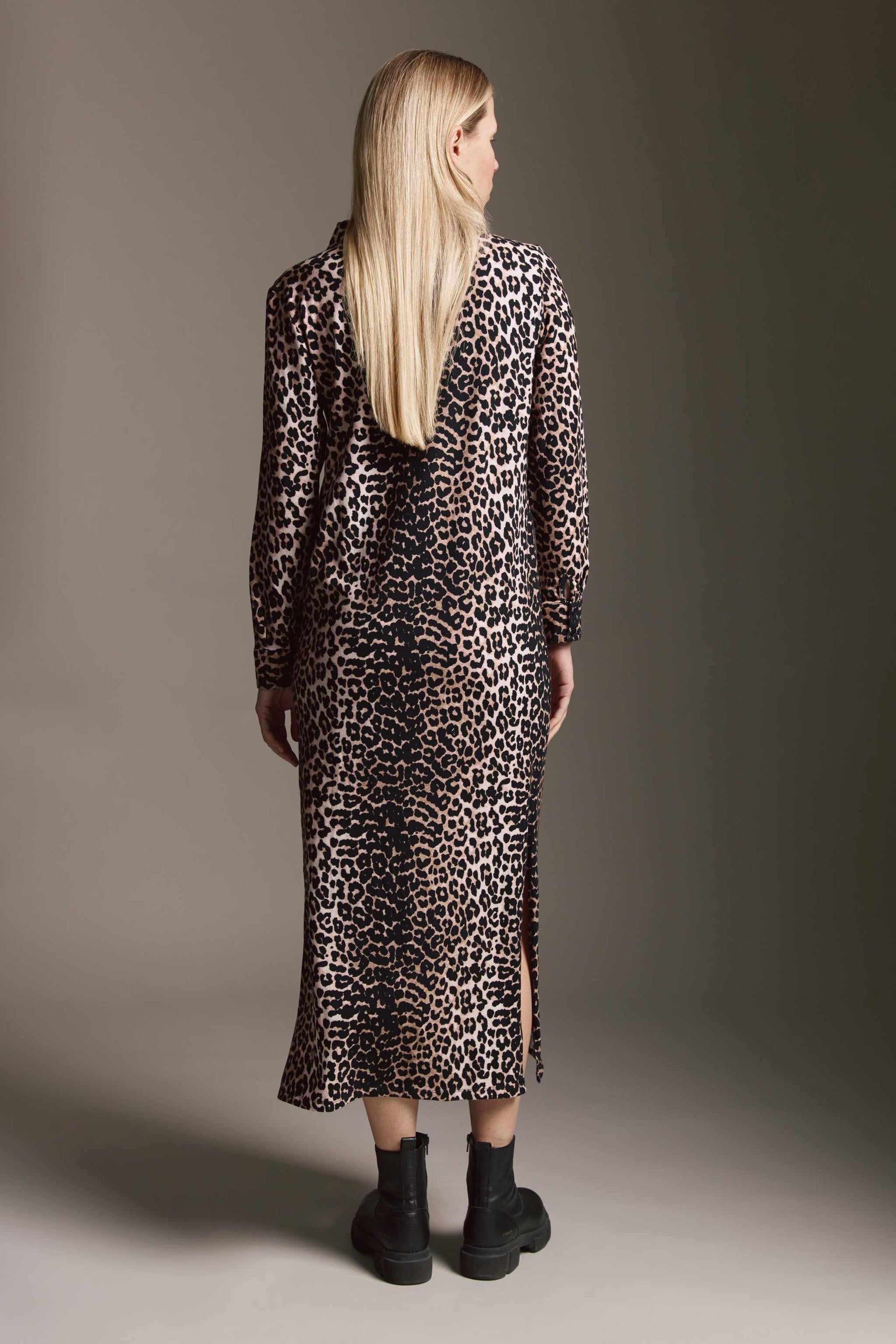 Softes Kleid Mit Polokragen, Seitenschlitz Und Leo Aop