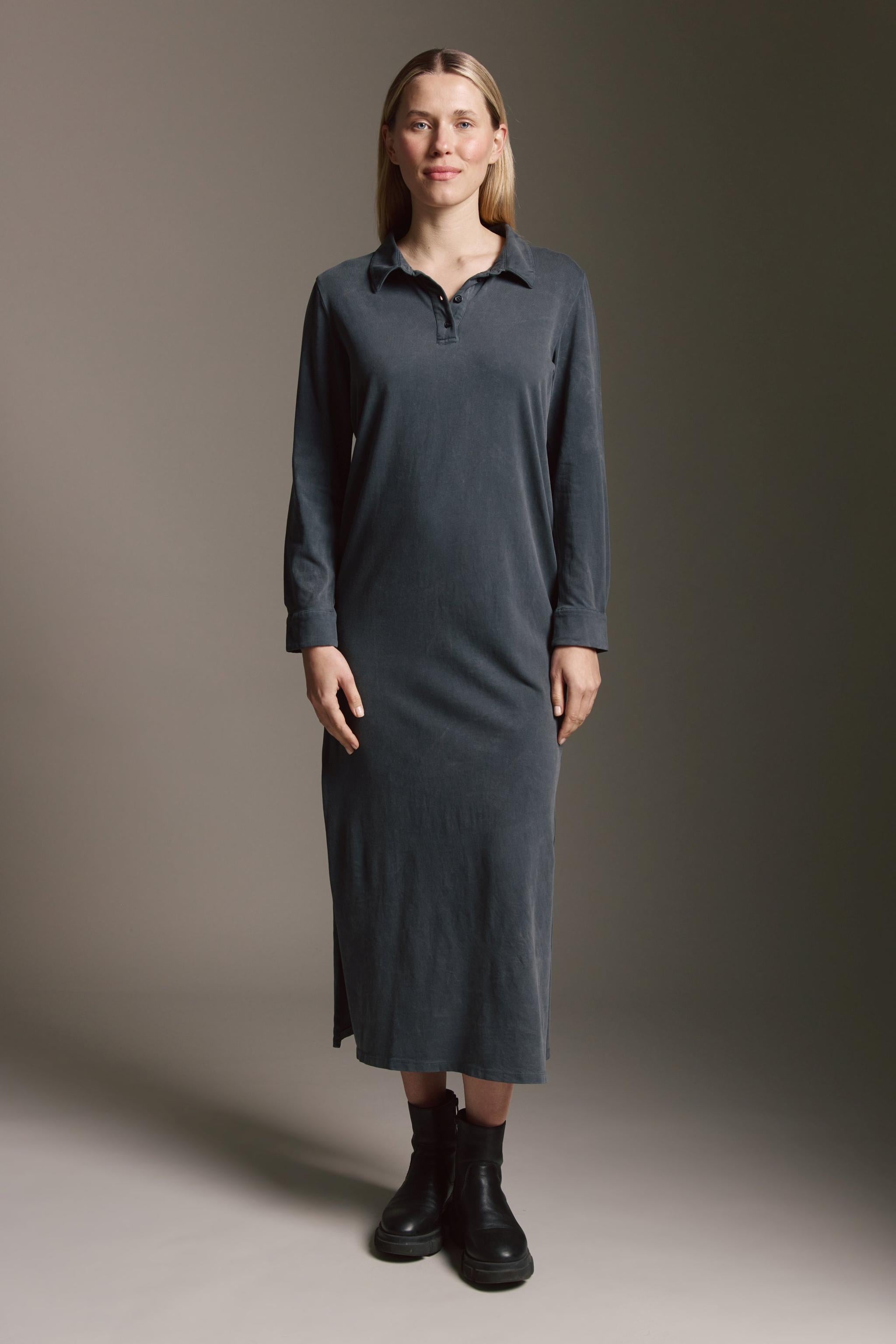 Gewaschenes Kleid Mit Polokragen Und Seitenschlitz