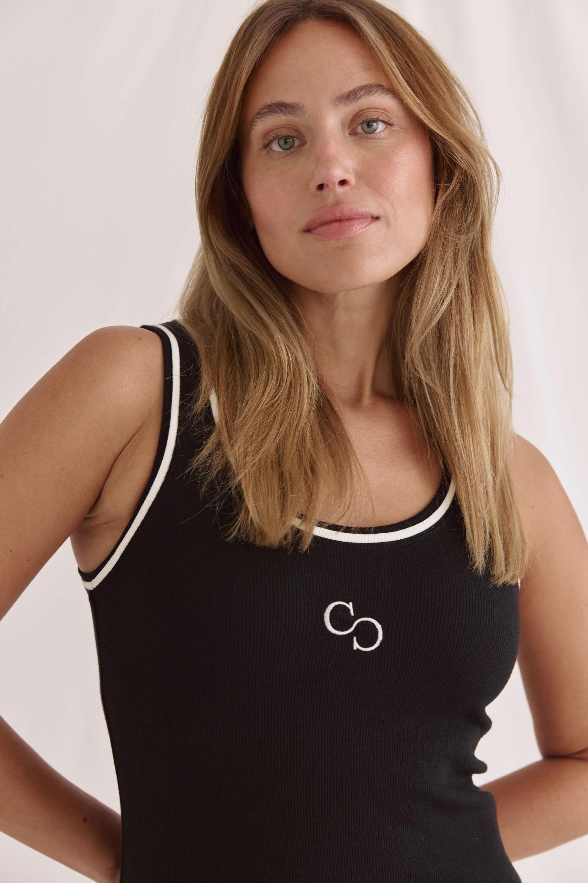 Geripptes Tank Kleid Mit Weitem Rundhals, Kontrastdetails Und Logo Stick
