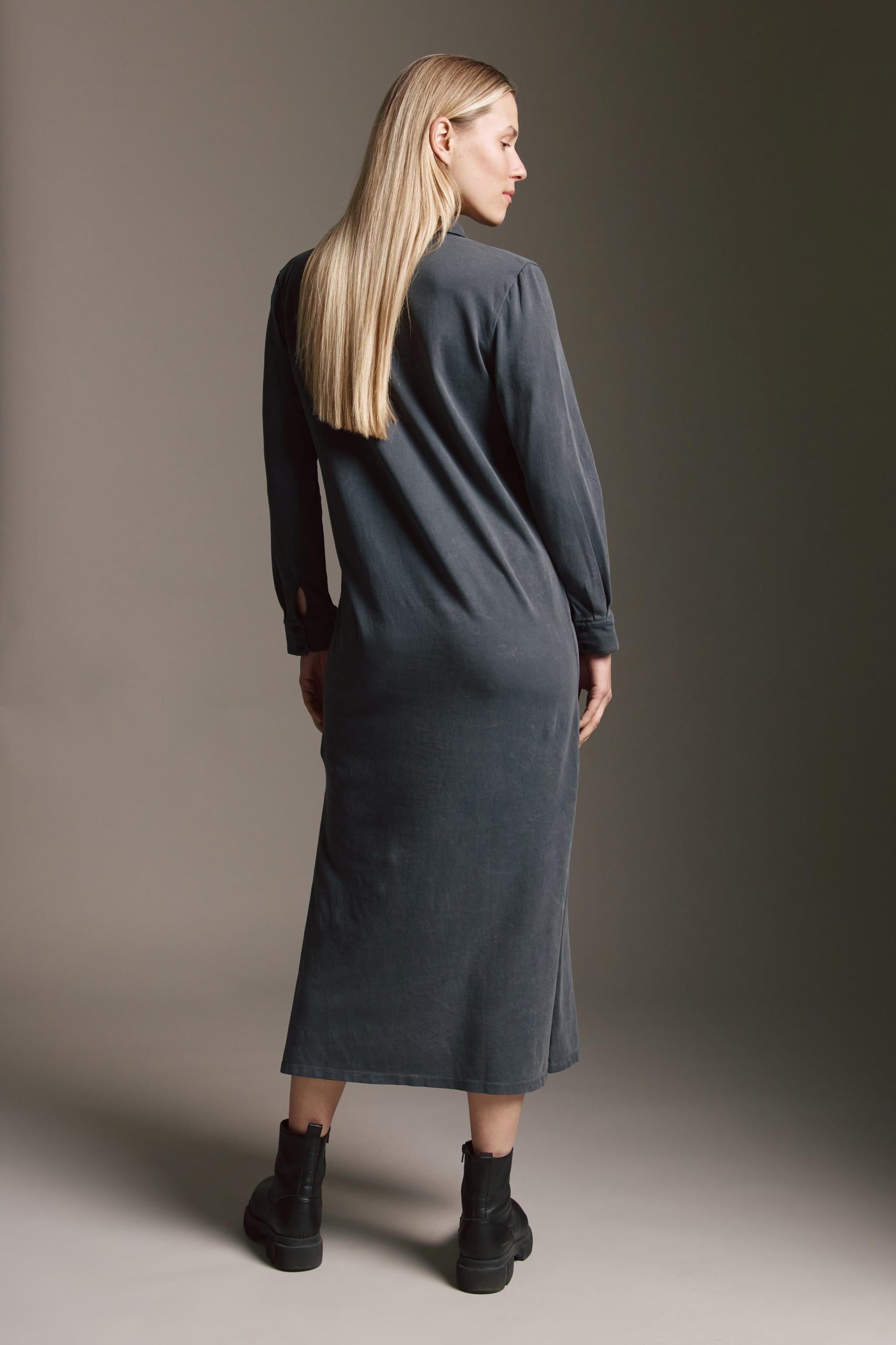 Gewaschenes Kleid Mit Polokragen Und Seitenschlitz