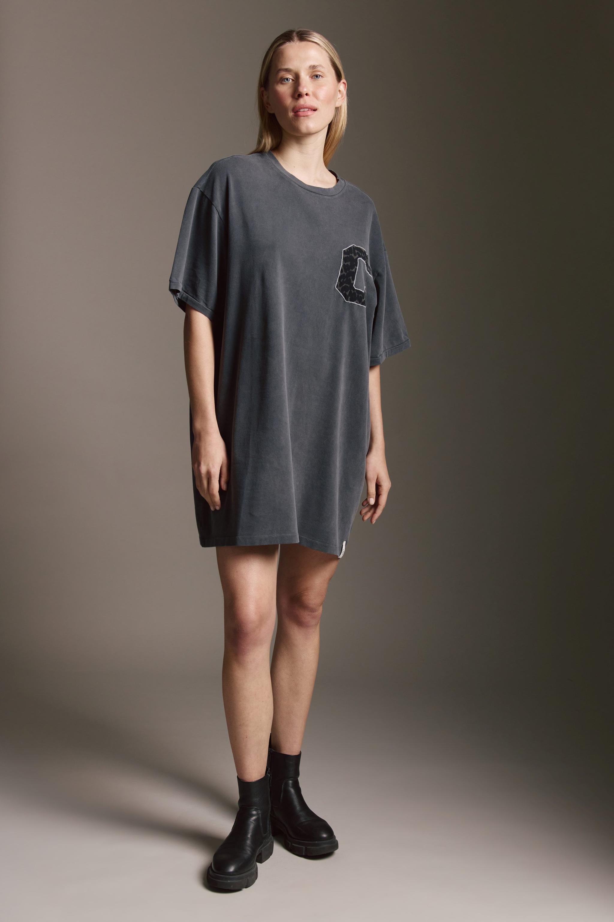 Gewaschenes Kleid Mit Logo Applikation