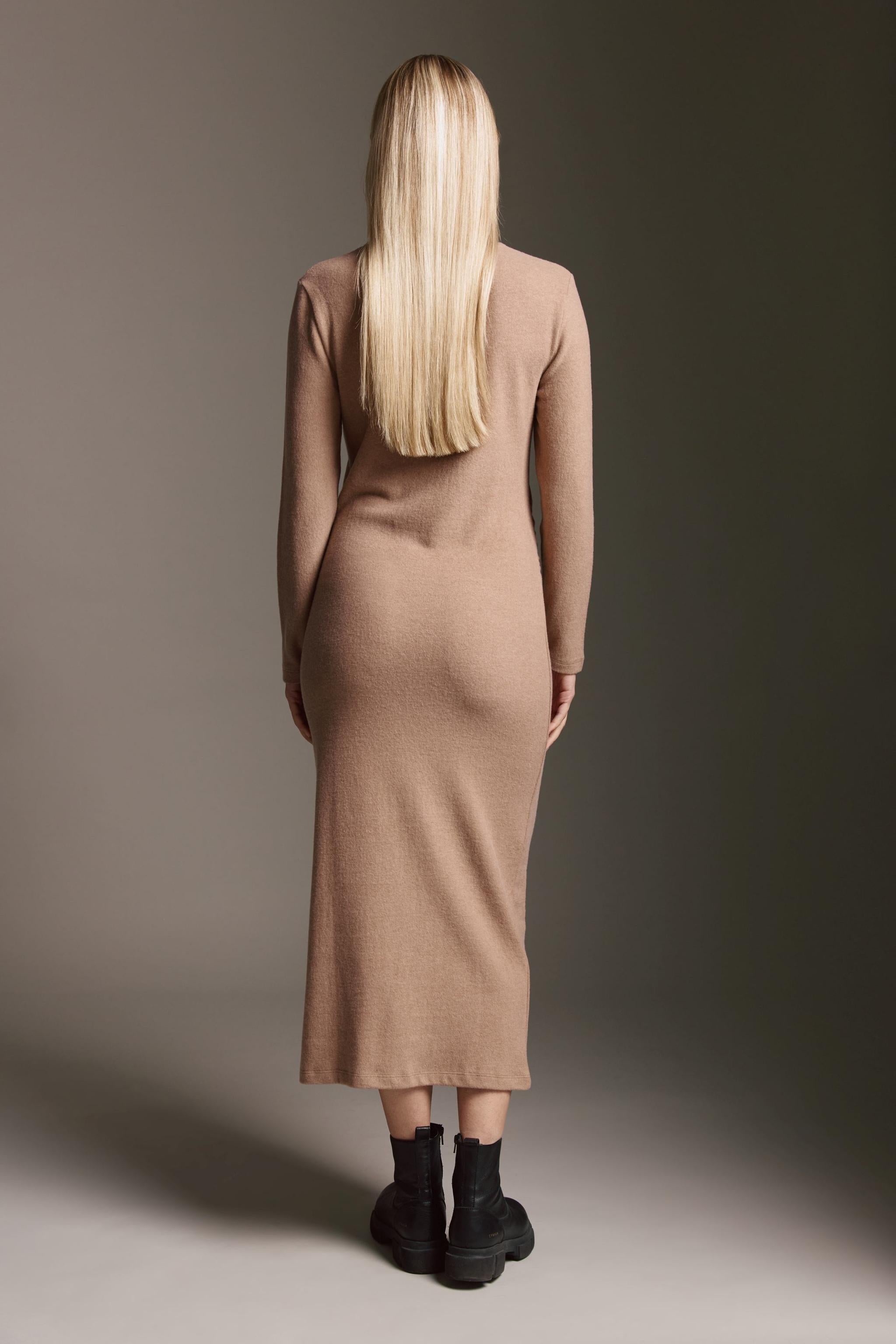 Cozy Eng Anliegendes Kleid Mit Rundhals