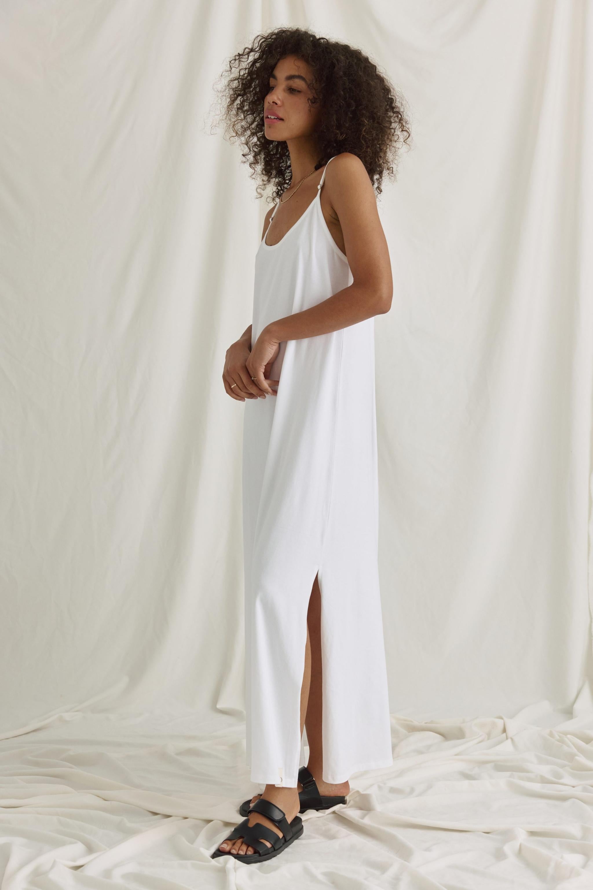 Softes Maxi Kleid Mit Trägern Und Seitenschlitzen