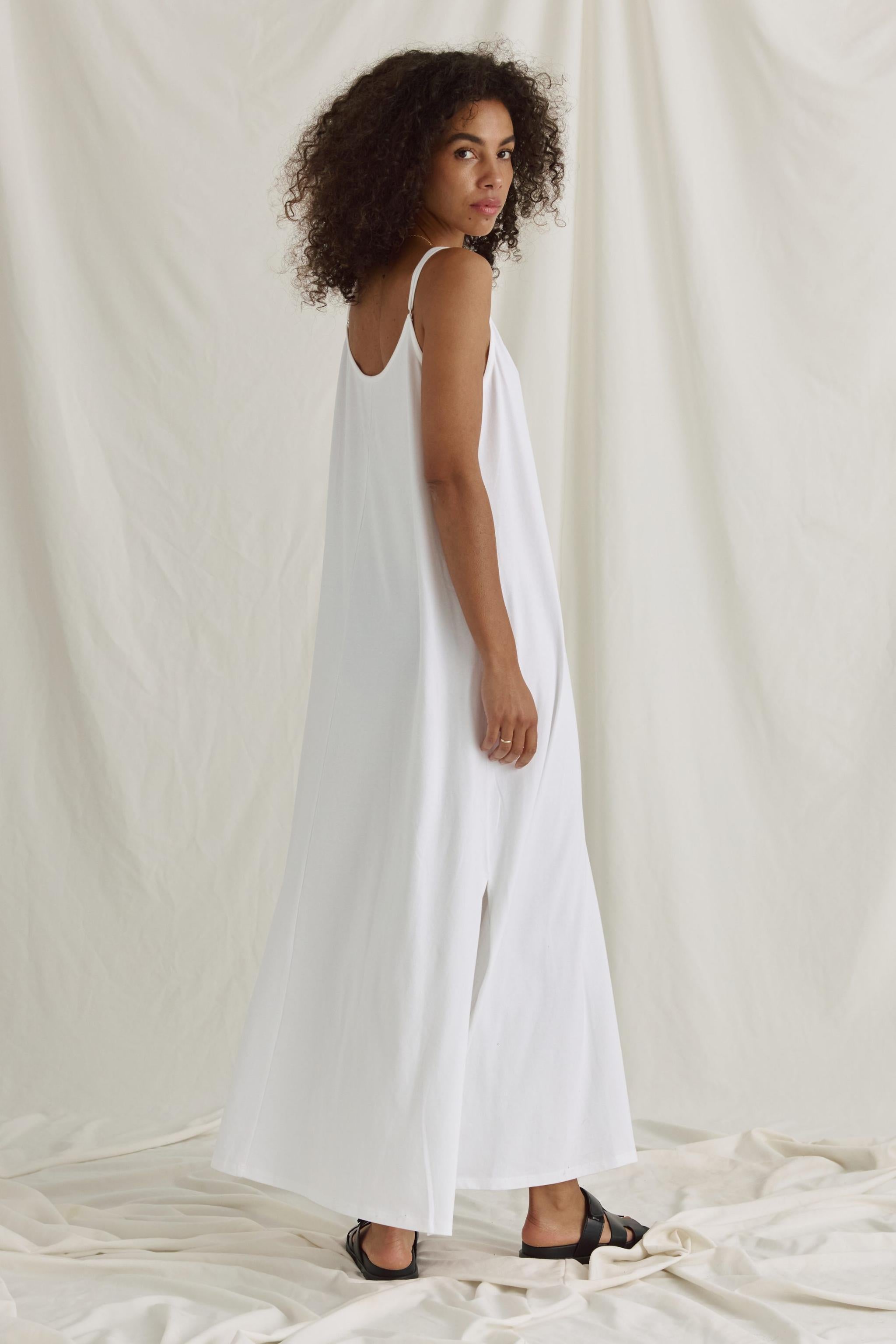 Softes Maxi Kleid Mit Trägern Und Seitenschlitzen