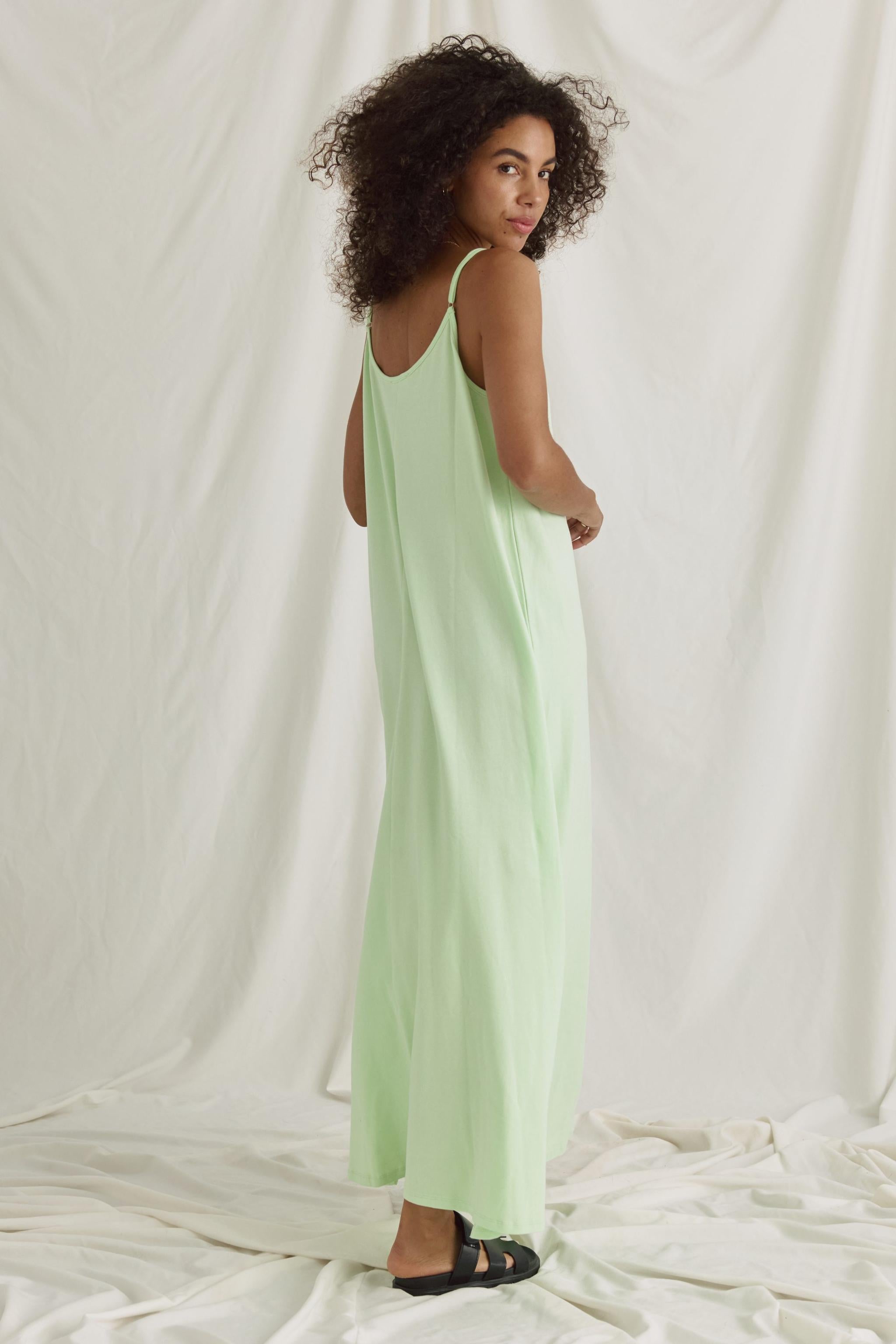 Softes Maxi Kleid Mit Trägern Und Seitenschlitzen