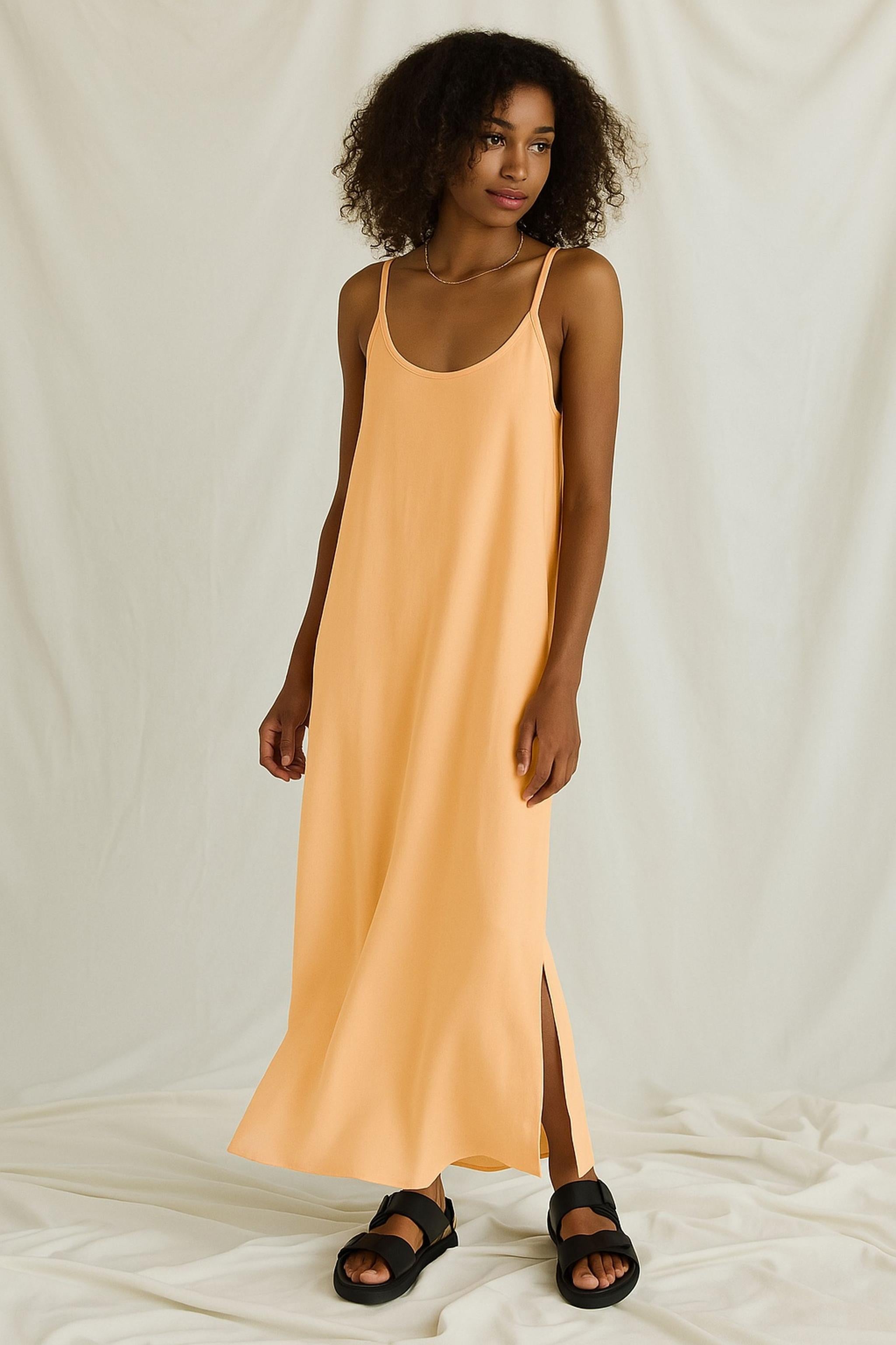 Softes Maxi Kleid Mit Trägern Und Seitenschlitzen