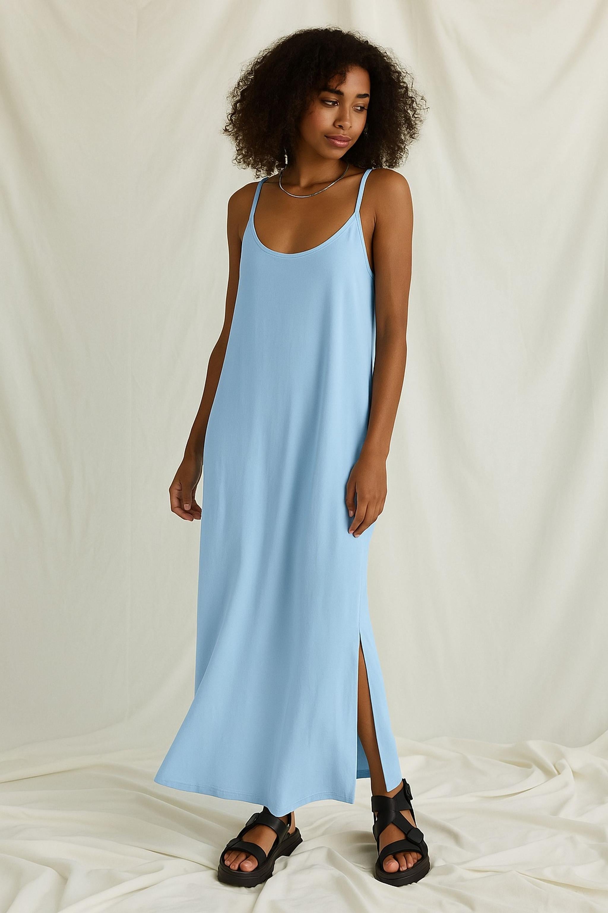 Softes Maxi Kleid Mit Trägern Und Seitenschlitzen