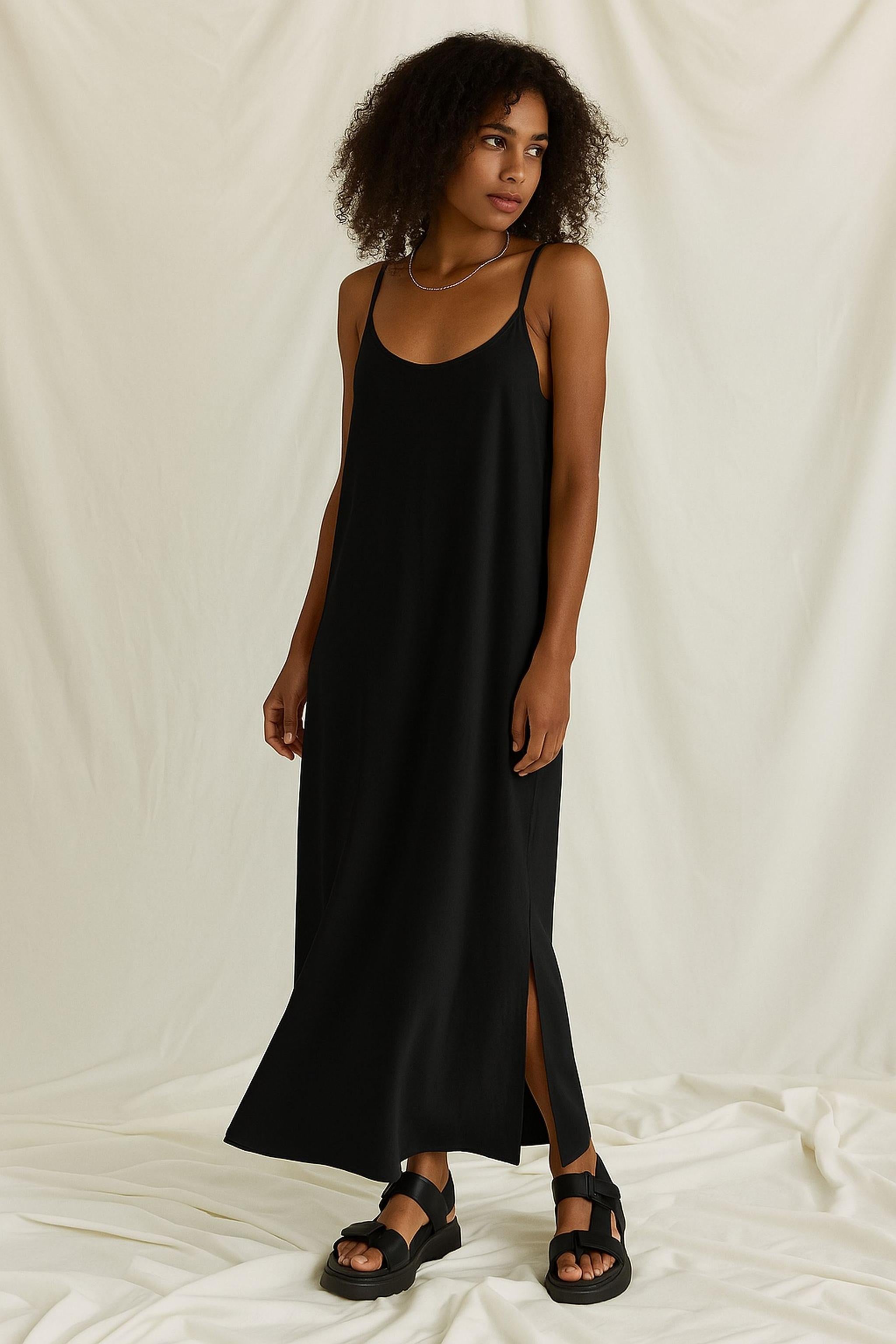 Softes Maxi Kleid Mit Trägern Und Seitenschlitzen