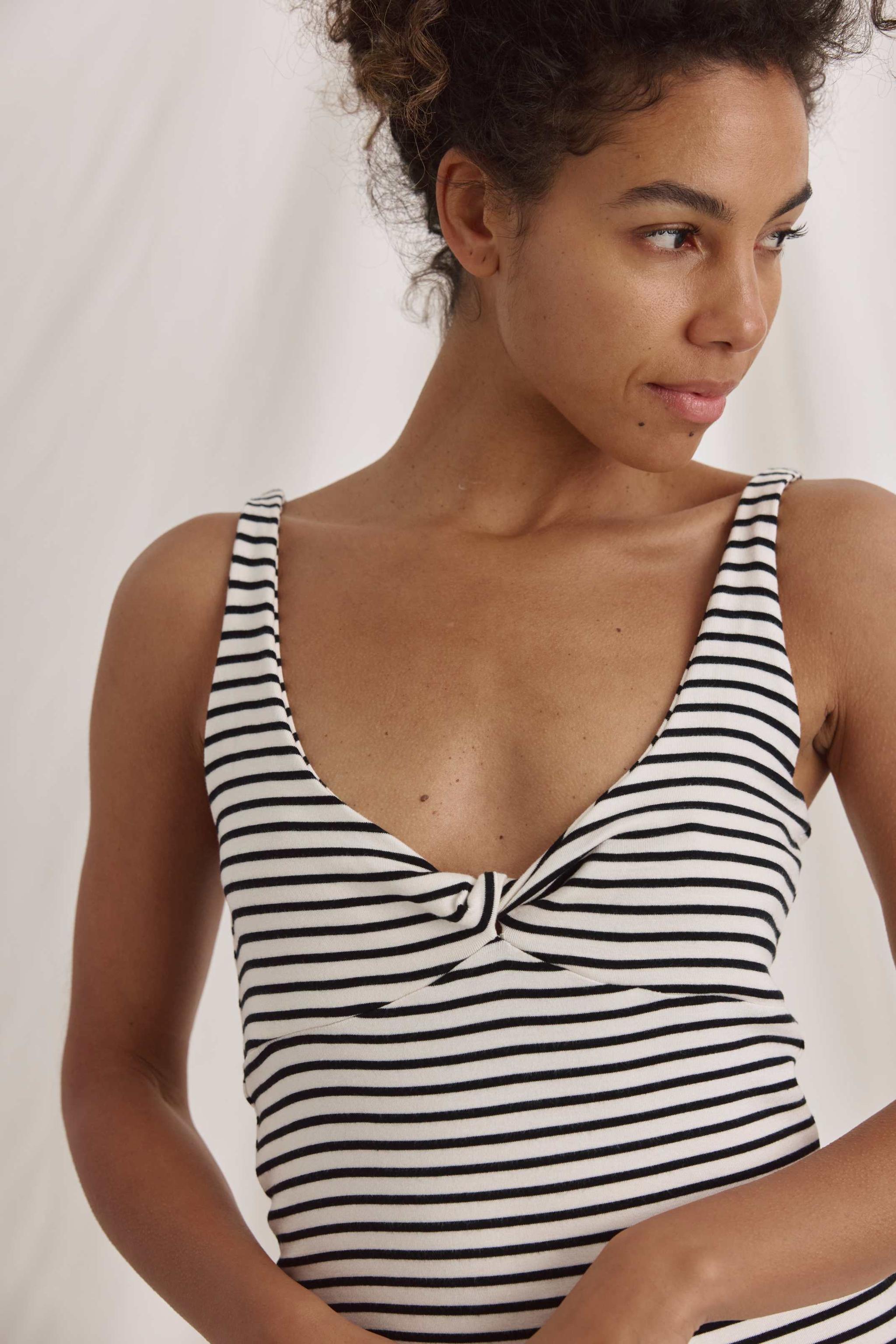 Ringel Kleid Mit Detail Am Bustier