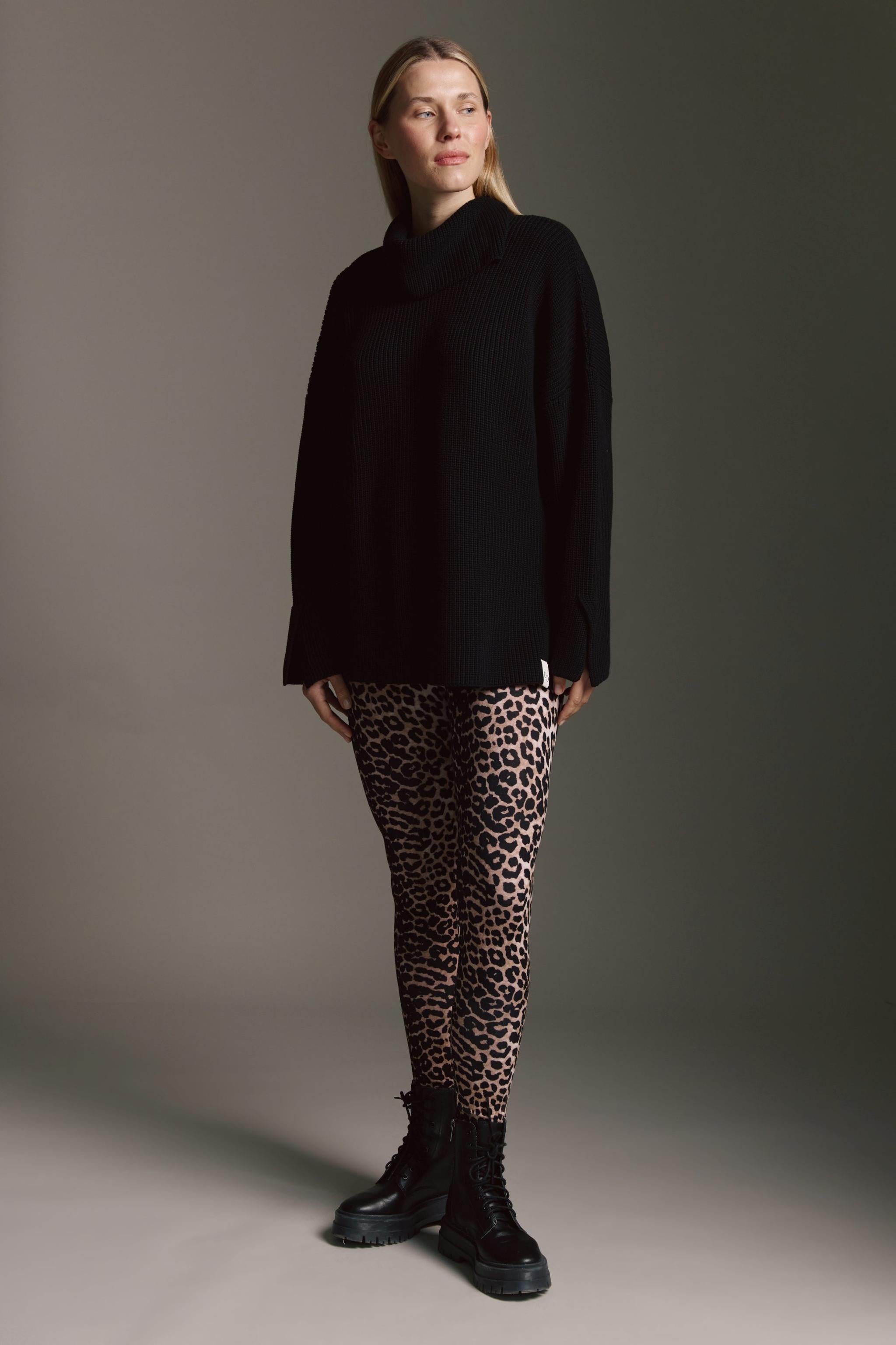 Oversized Strickpullover Mit Rollkragen, Seitenschlitzen Und Besonderem Ärmelabschluss