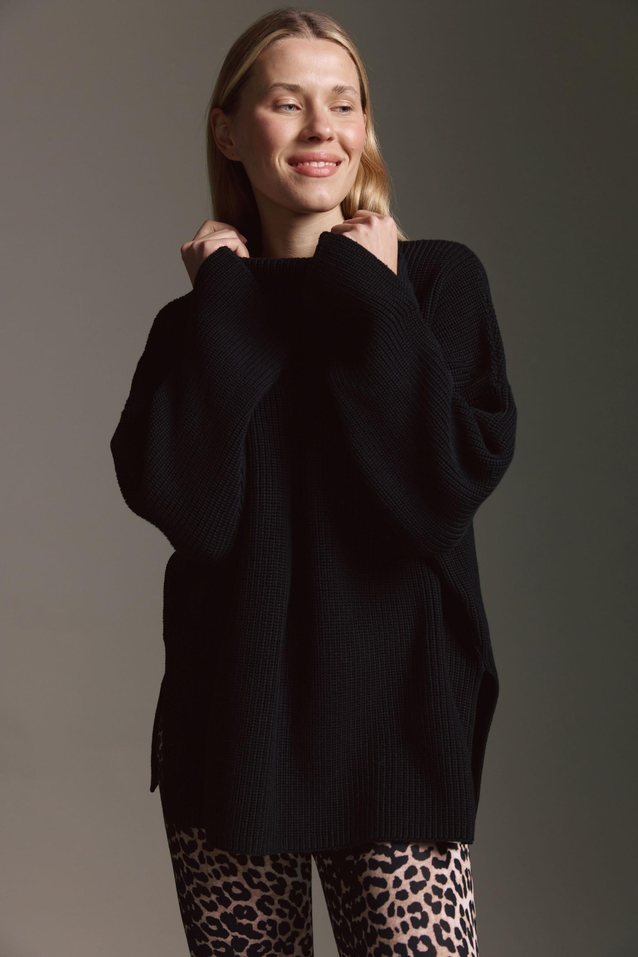 Oversized Strickpullover Mit Rollkragen, Seitenschlitzen Und Besonderem Ärmelabschluss