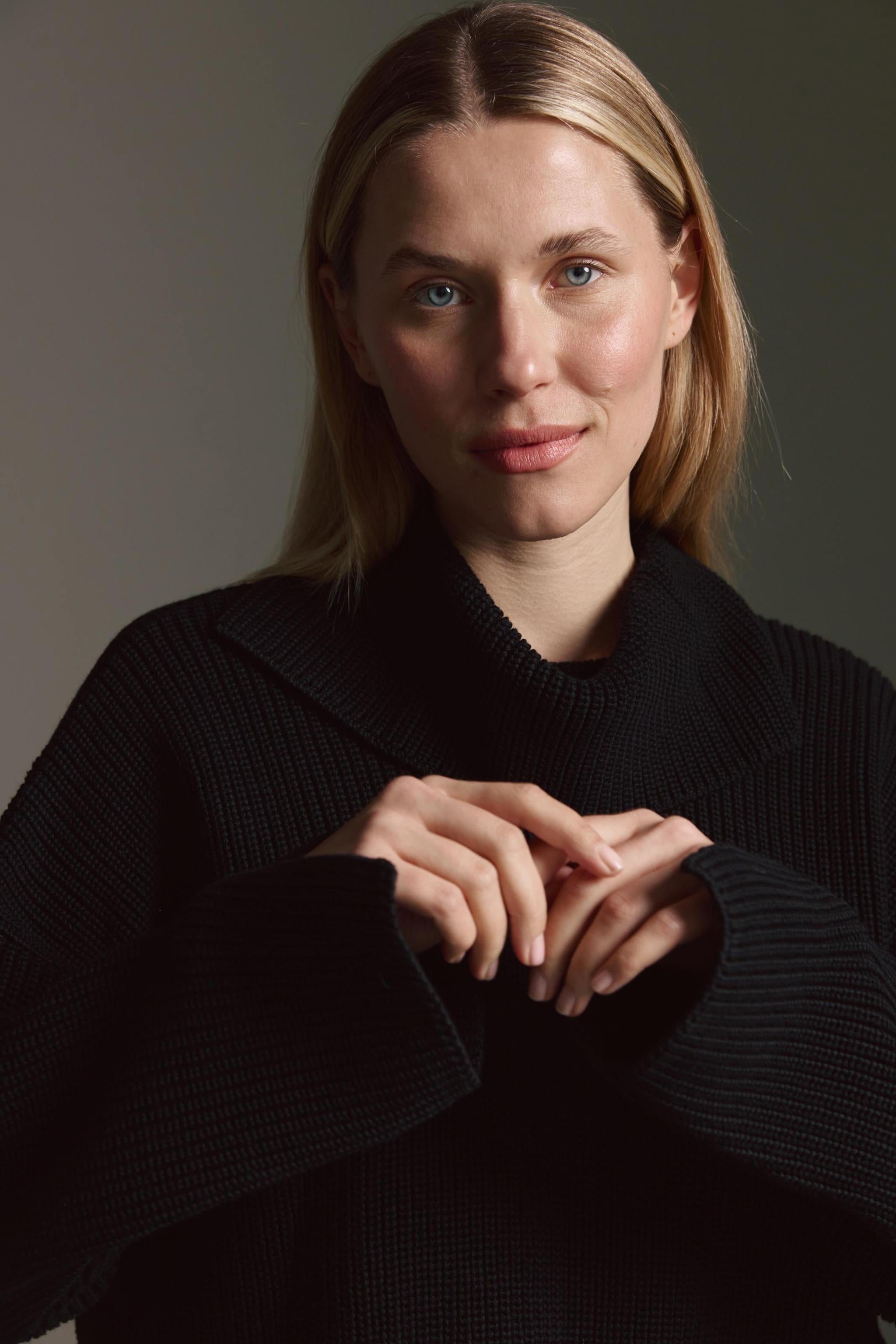 Oversized Strickpullover Mit Rollkragen, Seitenschlitzen Und Besonderem Ärmelabschluss