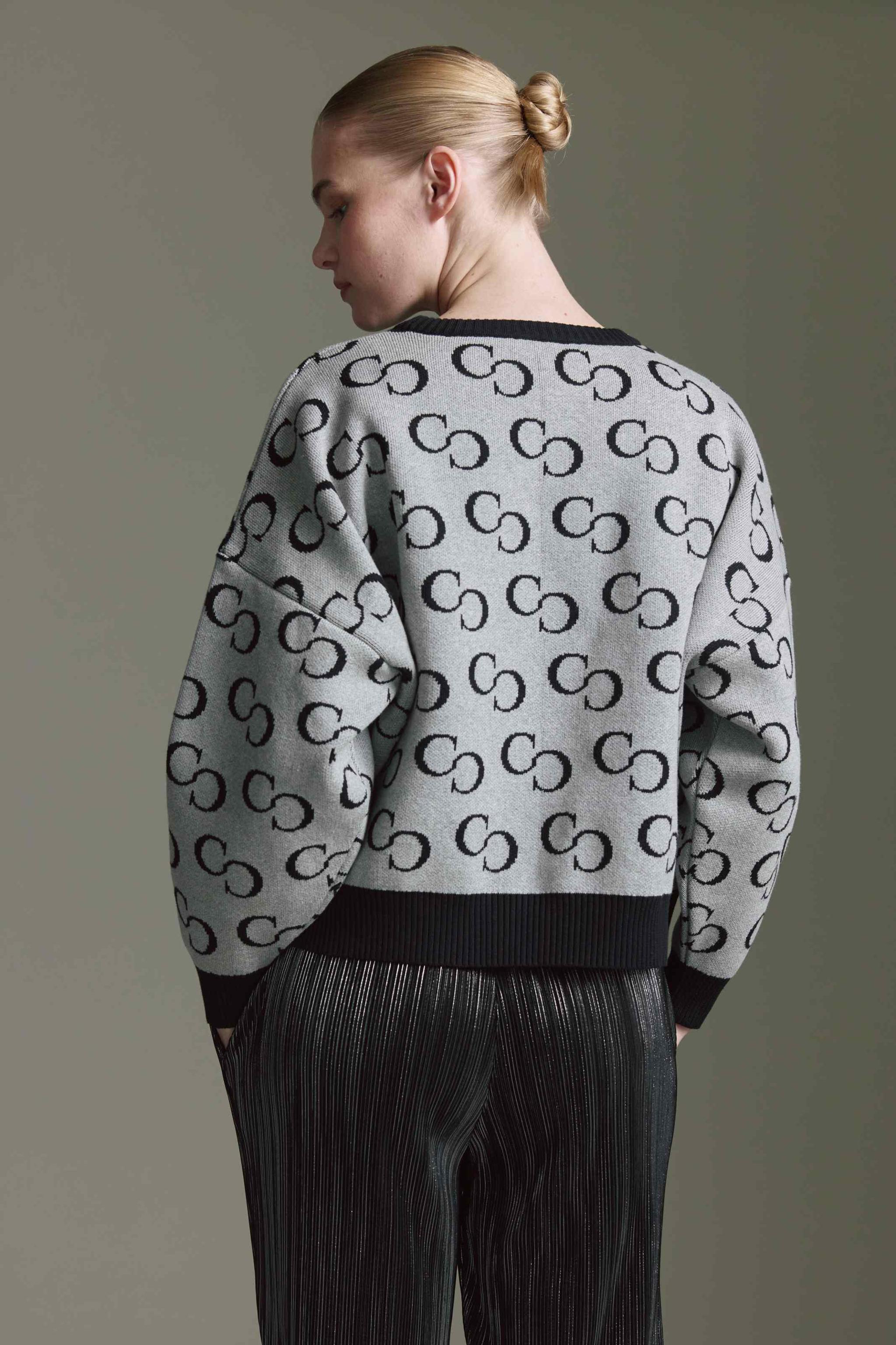 Intarsia Pullover Mit Rundhals Und Logo Aop
