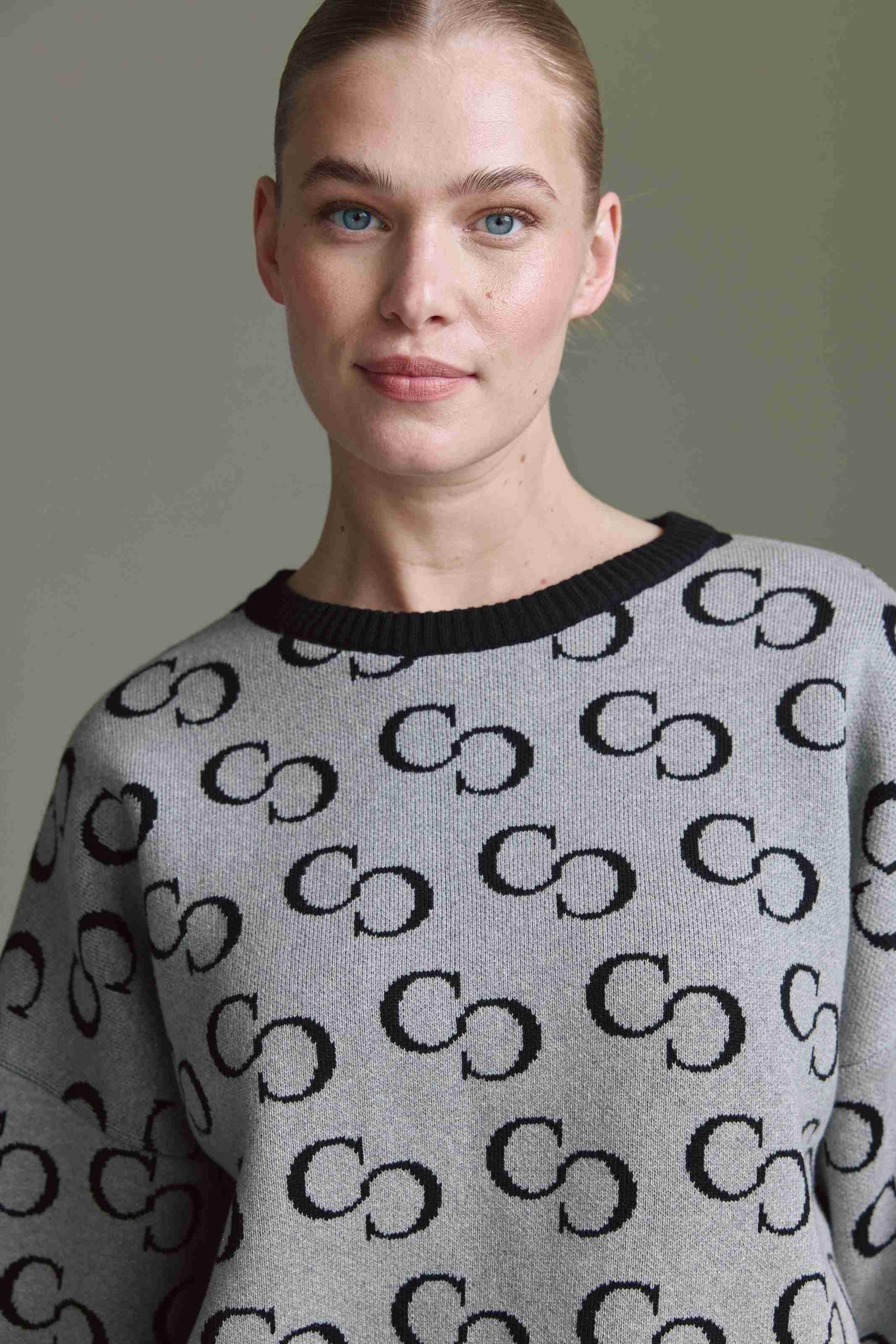 Intarsia Pullover Mit Rundhals Und Logo Aop