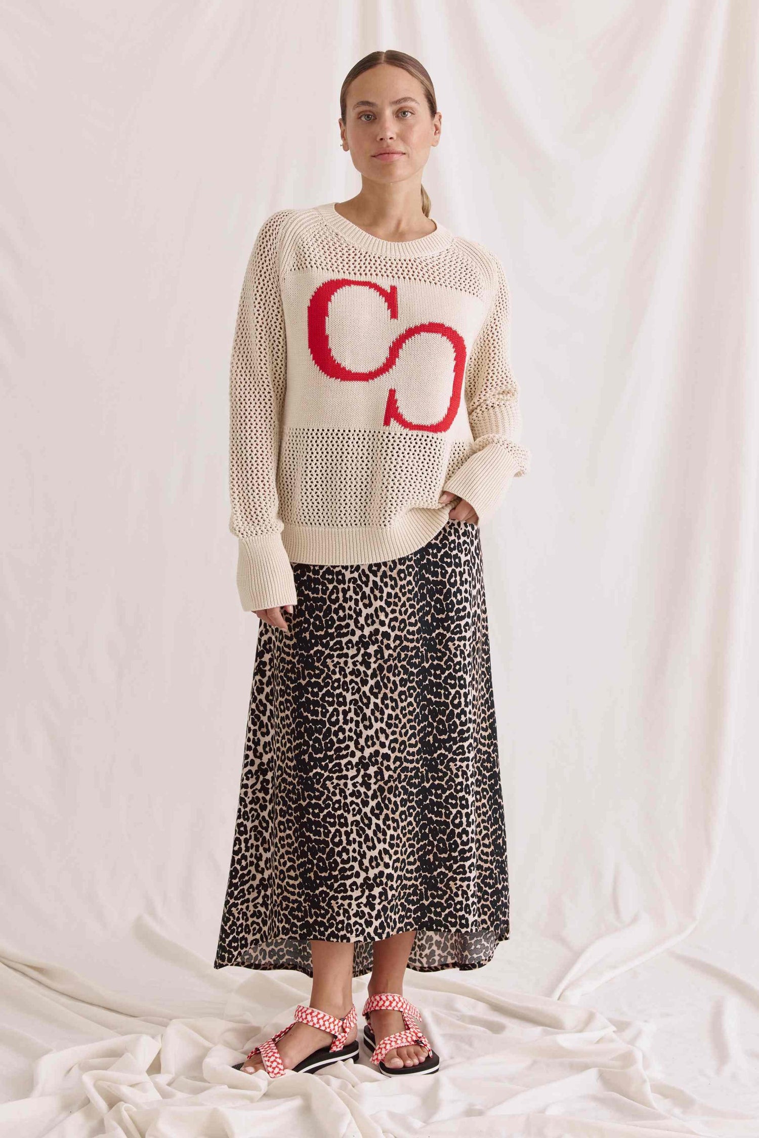 Open knitted 1/1 sleeve sweater with round neck and logo on the chest