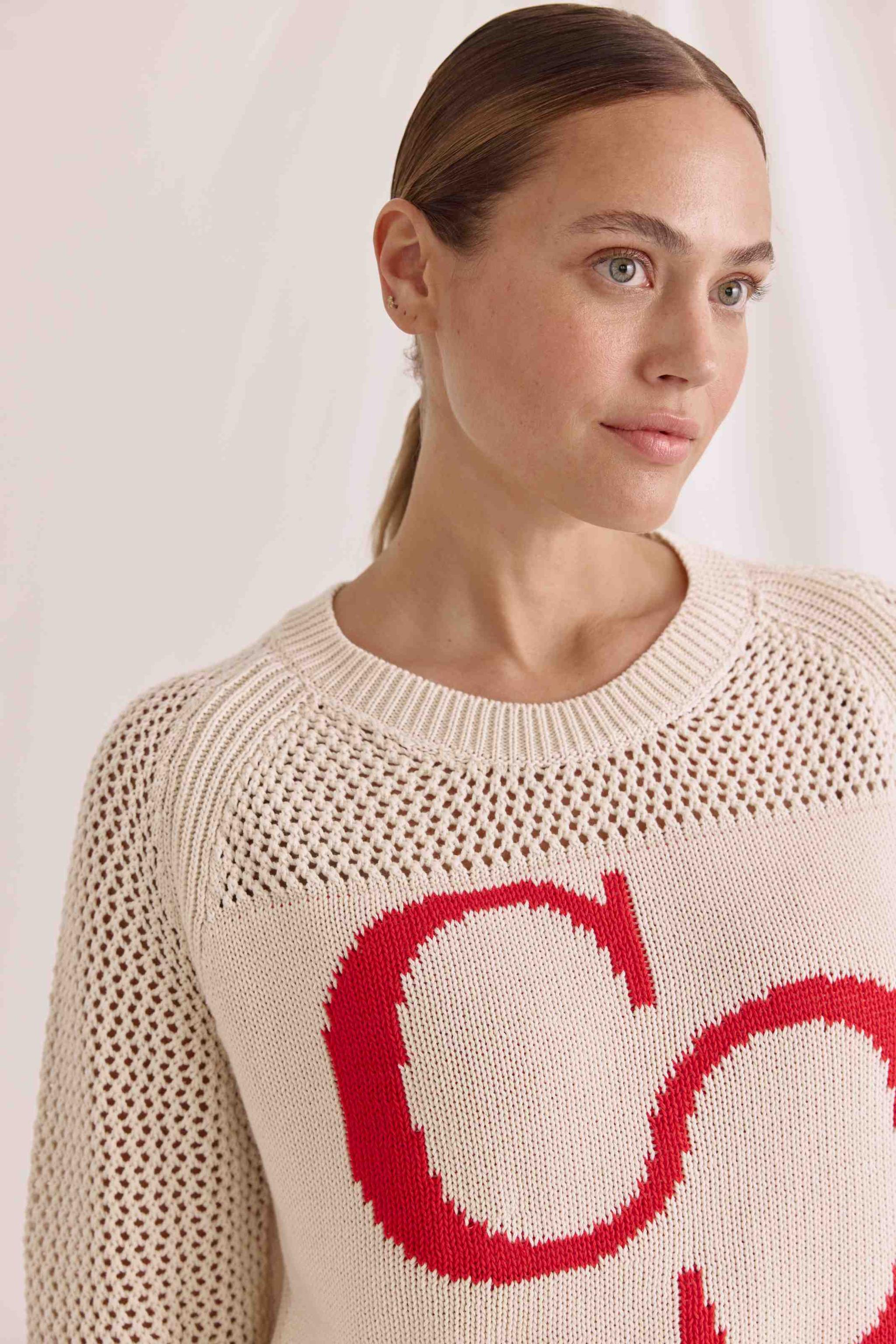 Offen Gestrickter 1/1 Arm Pullover Mit Rundhals Und Logo Auf Der Brust