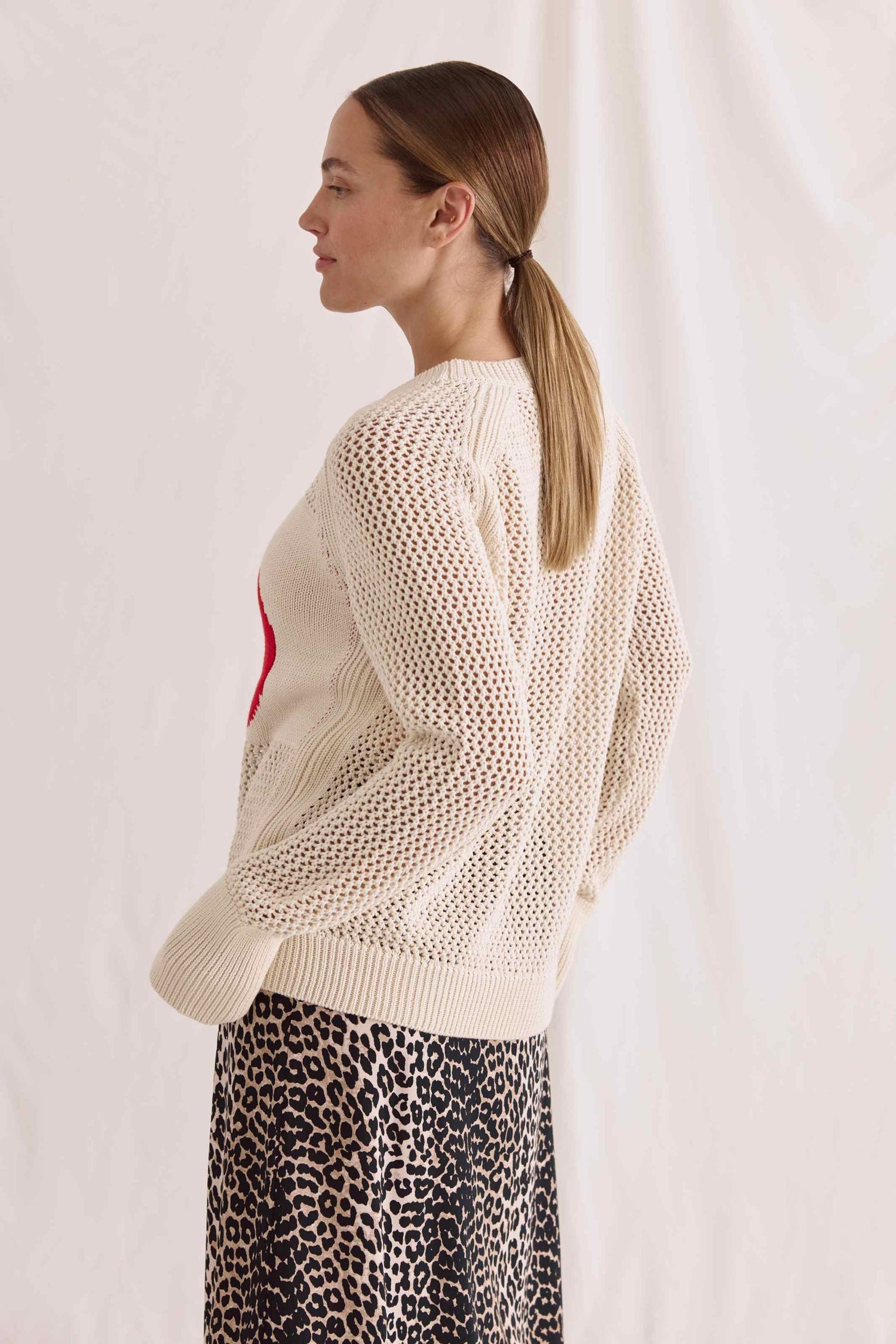 Open knitted 1/1 sleeve sweater with round neck and logo on the chest