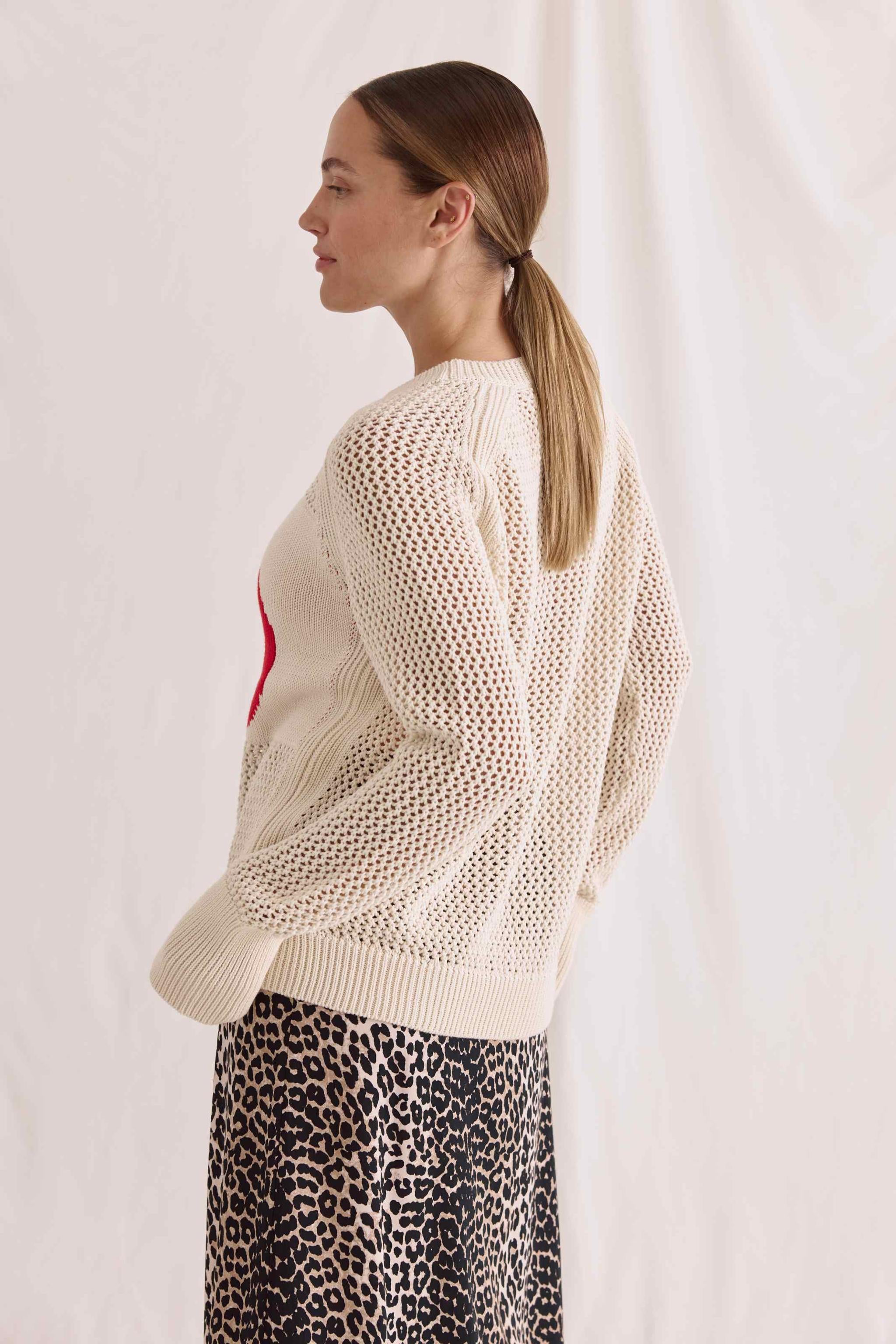 Offen Gestrickter 1/1 Arm Pullover Mit Rundhals Und Logo Auf Der Brust