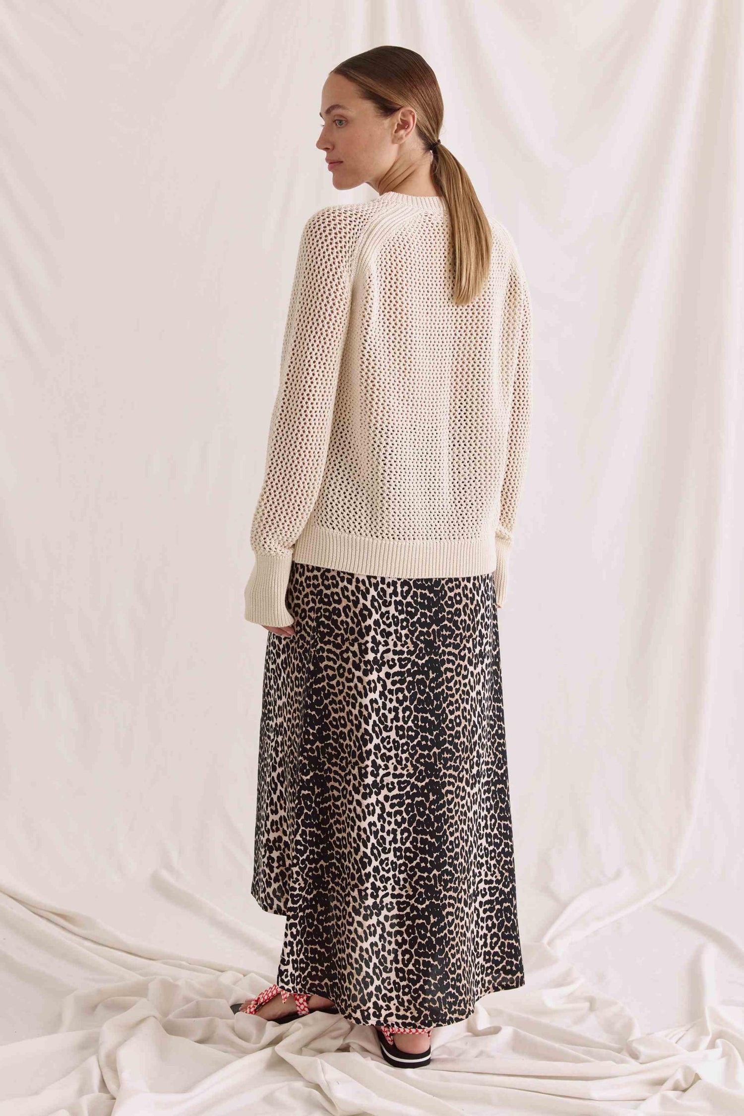 Open knitted 1/1 sleeve sweater with round neck and logo on the chest