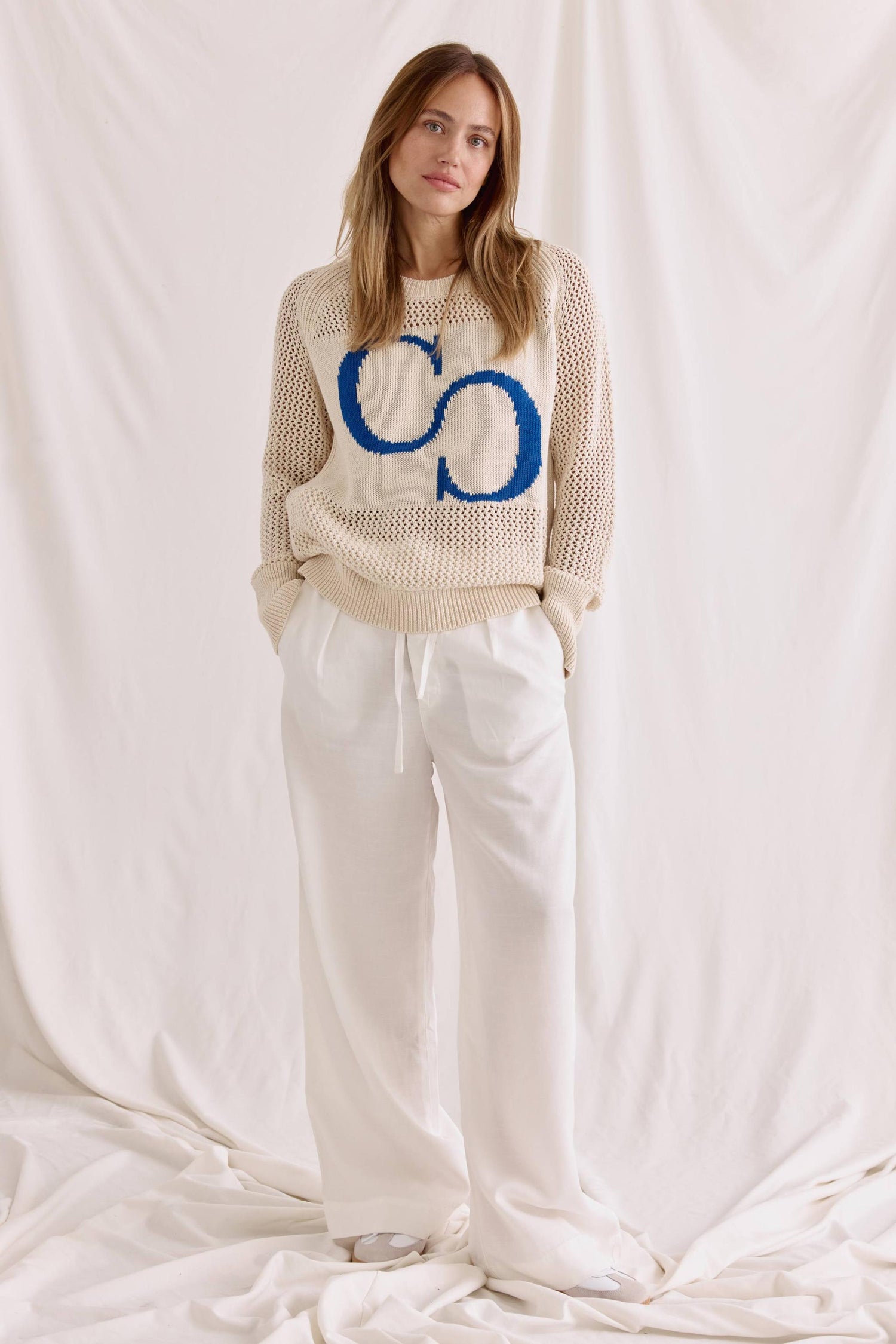 Open knitted 1/1 sleeve sweater with round neck and logo on the chest