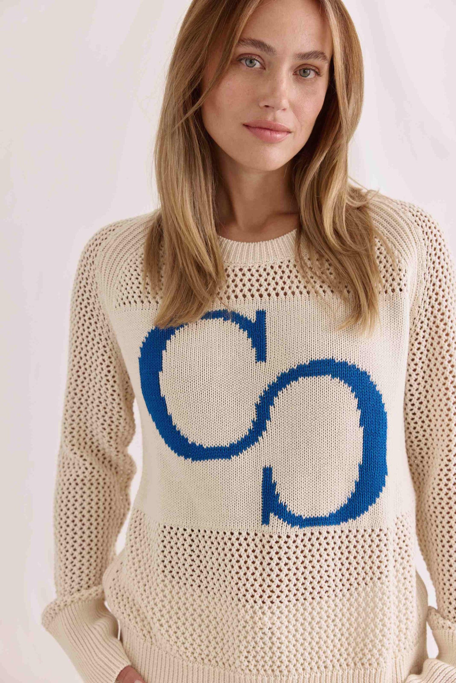 Open knitted 1/1 sleeve sweater with round neck and logo on the chest