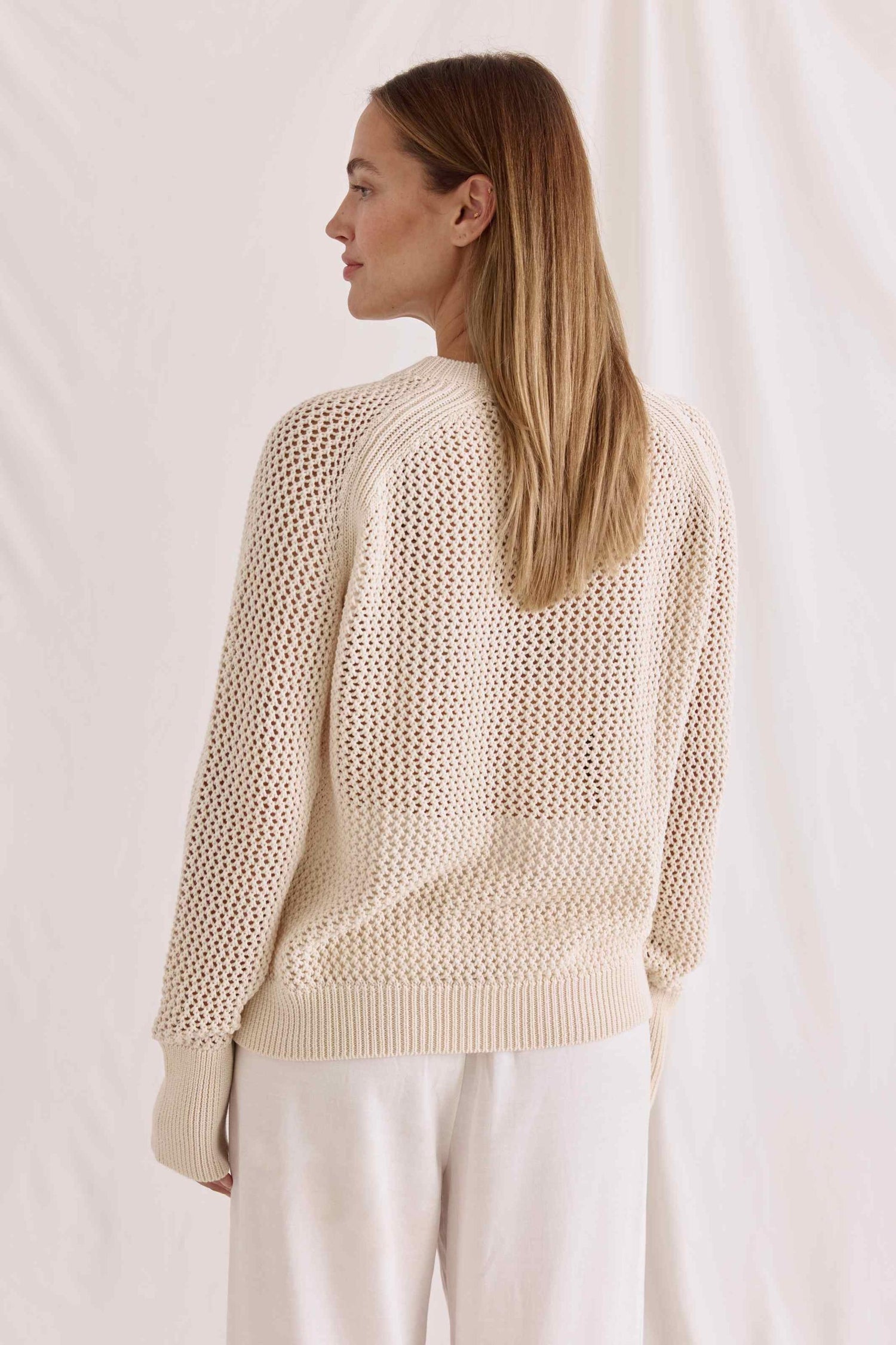 Open knitted 1/1 sleeve sweater with round neck and logo on the chest