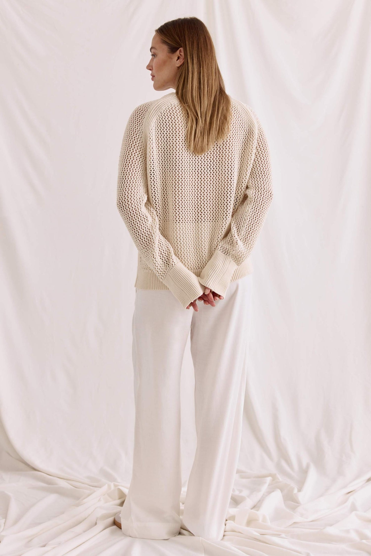 Open knitted 1/1 sleeve sweater with round neck and logo on the chest