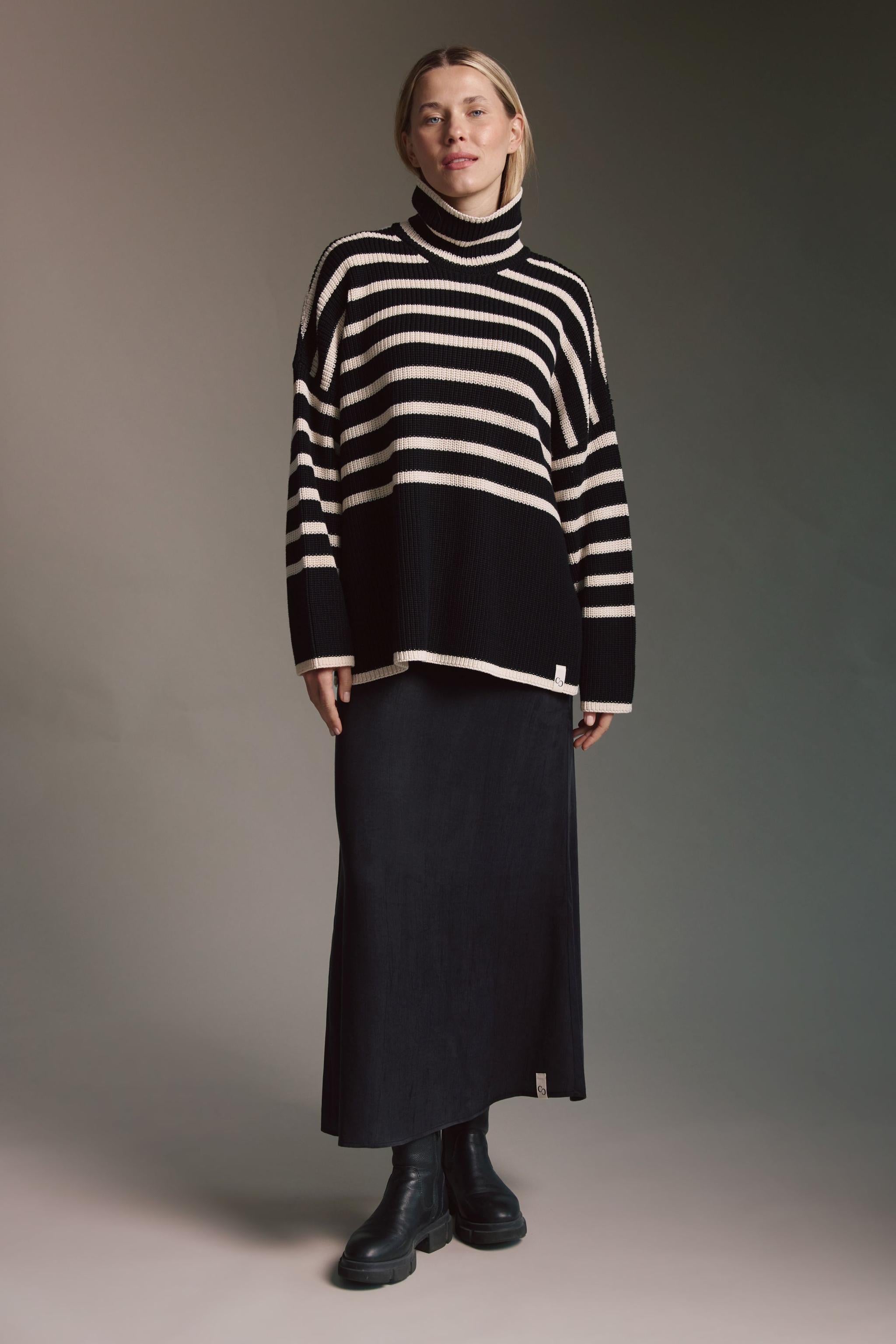 Oversized Strickpullover Mit Rollkragen Und Seitenschlitzen