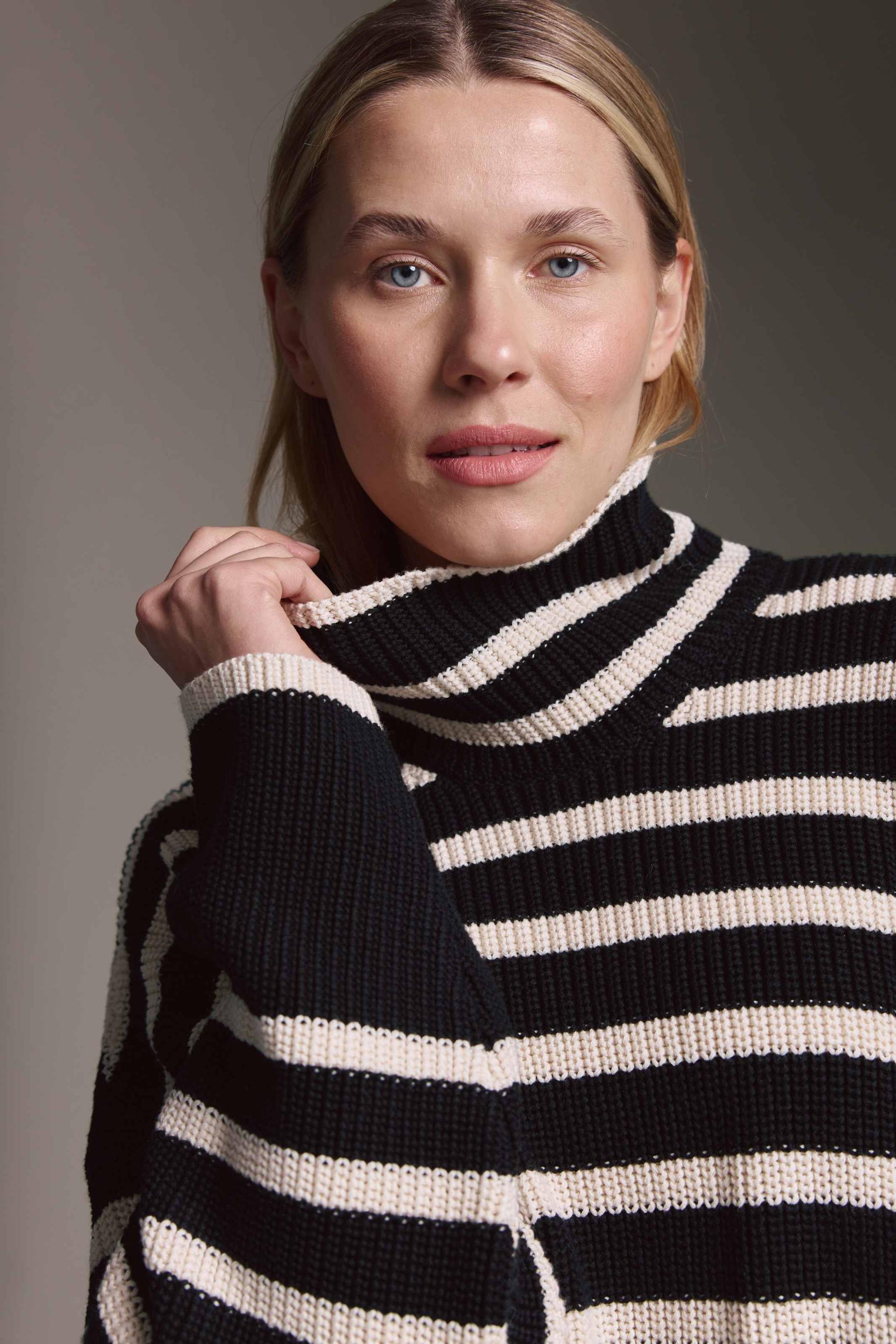 Oversized Strickpullover Mit Rollkragen Und Seitenschlitzen
