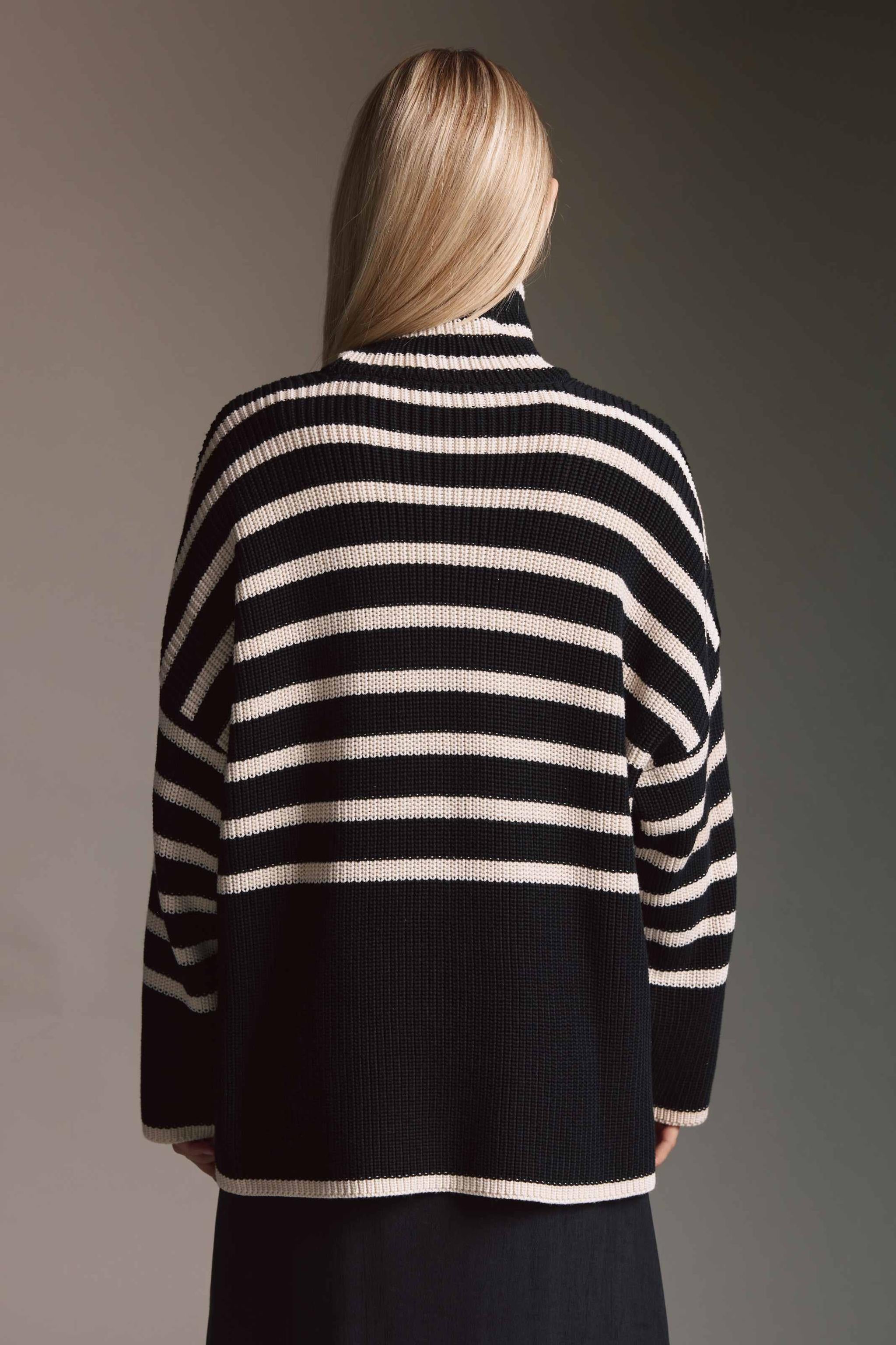 Oversized Strickpullover Mit Rollkragen Und Seitenschlitzen