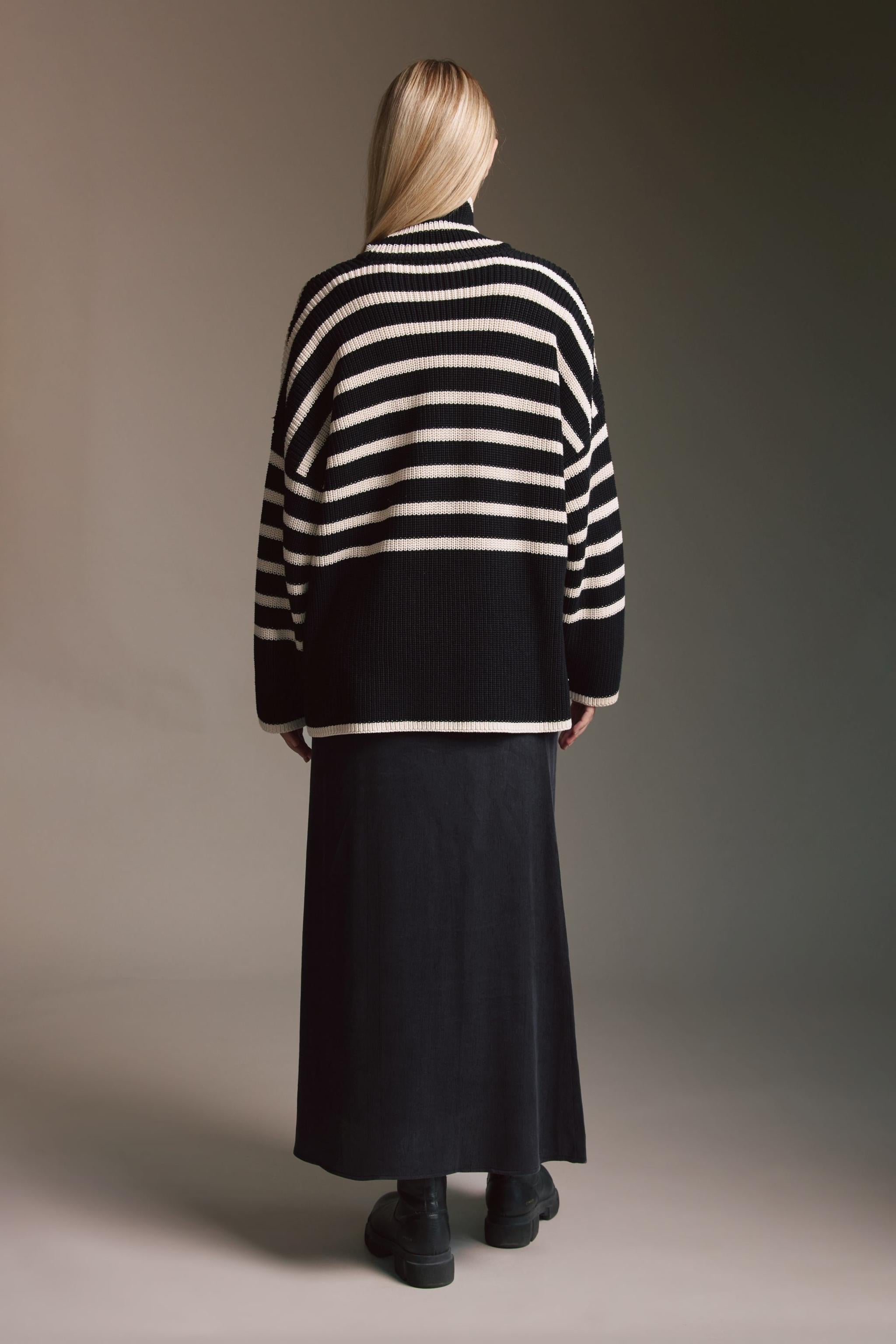 Oversized Strickpullover Mit Rollkragen Und Seitenschlitzen