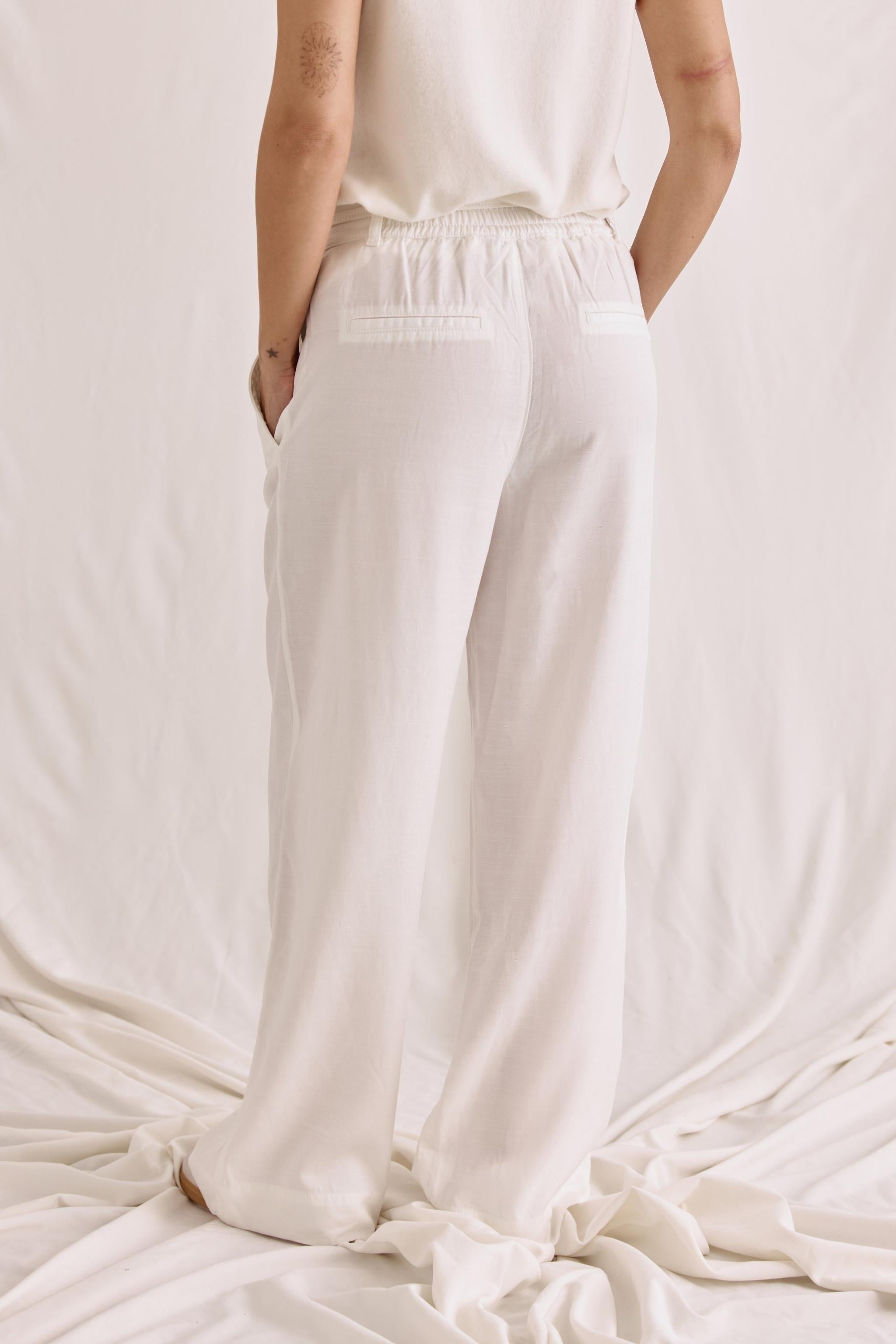 Gewaschene Bundfaltenhose Mit Weitem Bein