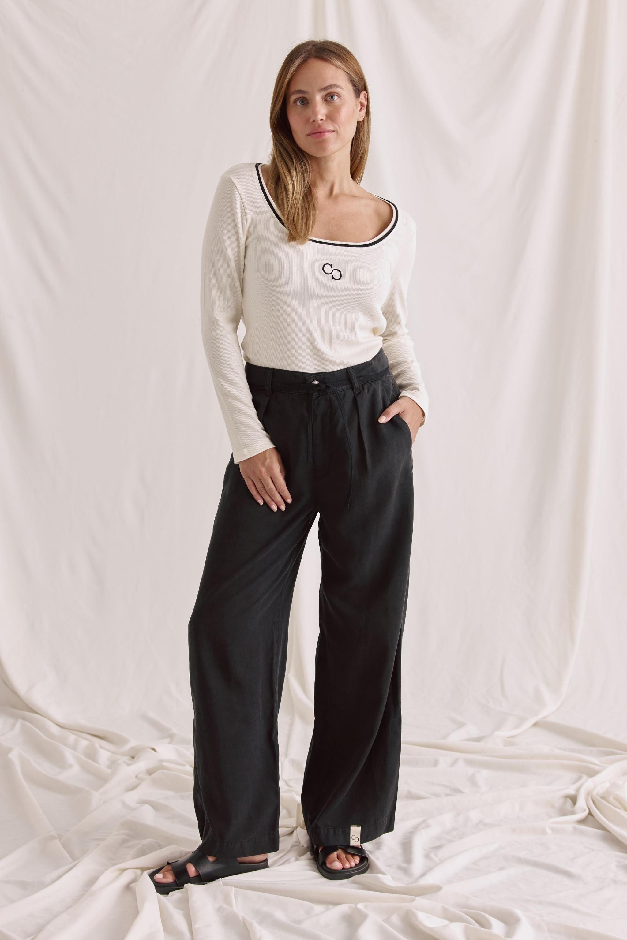 Gewaschene Bundfaltenhose Mit Weitem Bein